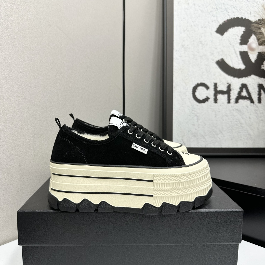 NO:616167,Chanel Chanel panda shoes!  2025 counter's top casual sports shoes, this classic design; the upper is in the style of electric embroidery with various techniques; the outsole is fashionable and sporty; it is unusual to incorporate a variety of color matching elements... The diversified mix and match is very good-looking and versatile, casual, fashionable, sports, and outdoor can be taken into account... Go material The upper is made of original imported first-layer silk cowhide + original waterproof cloth + original first-layer cowhide. The lining is made of velvet lining. The outsole is based on the original TPU combination outsole.  Counter boutique package complete set for women 35-41, casual shoes/sports shoes, chanel, chanel, sneakers, cowhide19860909Chanel香奈儿熊猫鞋！2025专柜顶级休闲款运动鞋 这款经典设计；鞋面多种工艺电绣的风格；大底却时尚运动；不平凡的拥入了多种配色元素…… 多元化混搭非常好看百搭,休闲,时尚,运动,户外都能兼顾…… Go 材料 鞋面采用 原版进口头层丝绸牛皮+原版防水布+原版头层牛皮 内里采用 绒里 大底根据 原版TPU组合大底 专柜精品包装全套女35–41,休闲鞋/运动鞋,chanel,chanel,sneakers,cowhide,Women's Shoes