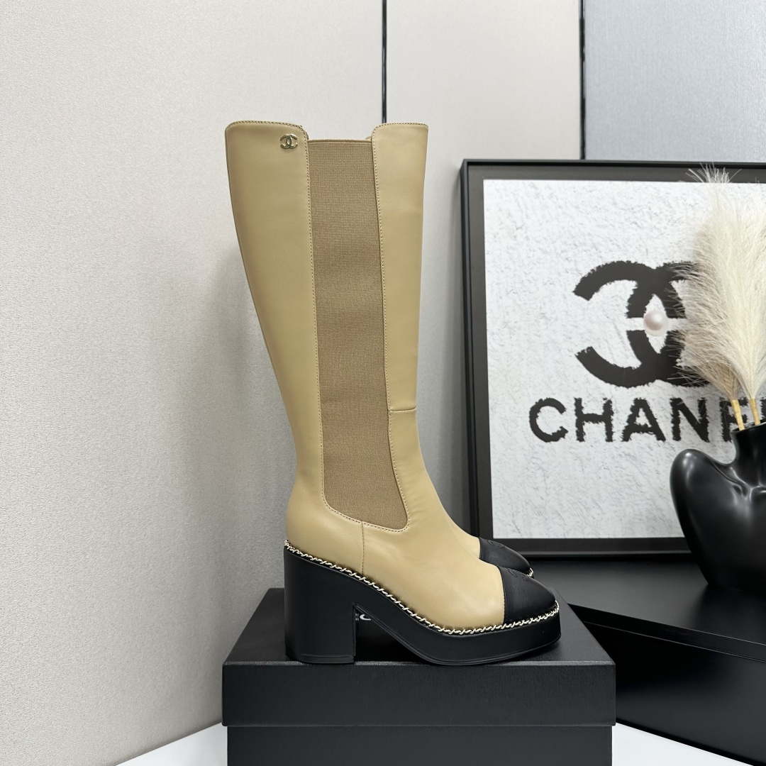 NO:611900,CHANEL Xiaoxiang autumn and winter sheepskin boots high boots knight boots. The version is also the basic version of Martin boots, neat and handsome. The upper is made of cowhide, super soft against the skin, wide and full, handsome. The lining is soft water-dyed cowhide. The sole is original rubber outsole. Exclusive top quality 35-39. 40 custom-made, boots, chanel, chanel, boots, cowhide, sheepskin19860909CHANEL小香秋冬羊皮长靴高靴骑士靴 版型也香家马丁靴基础版型,利落帅气 鞋面用了牛皮,超级柔软的贴肤感,挺阔饱满,帅气拿捏 内里柔软水染牛皮 鞋底原版橡胶大底 独家 顶级精品35-39. 40定做,靴子,chanel,chanel,boots,cowhide,sheepskin,Women's Shoes