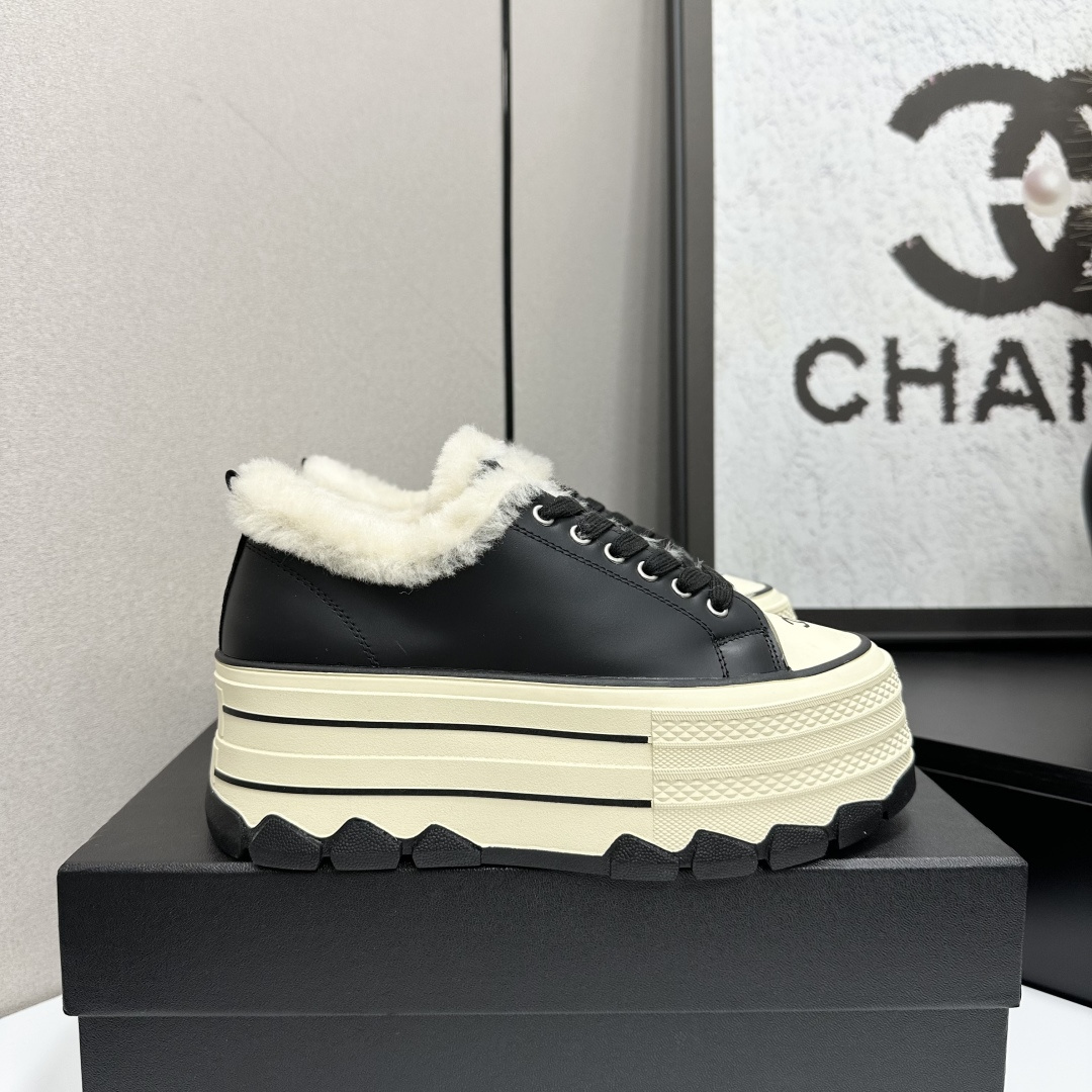 NO:611896,Chanel Chanel panda shoes!  2025 counter's top casual sports shoes, this classic design; the upper is in the style of electric embroidery with various techniques; the outsole is fashionable and sporty; it incorporates a variety of color matching elements... The diversified mix and match is very good-looking and versatile, and can be used for leisure, fashion, sports, and outdoor... Go Materials The upper is made of original imported first-layer silk cowhide + original waterproof cloth + original first-layer cowhide. The lining is made of wool. The outsole is based on the original TPU combination outsole.  Counter boutique package complete set for women 35-41, casual shoes/sports shoes, chanel, chanel, sneakers, cowhide19860909Chanel香奈儿熊猫鞋！2025专柜顶级休闲款运动鞋 这款经典设计；鞋面多种工艺电绣的风格；大底却时尚运动；不平凡的拥入了多种配色元素…… 多元化混搭非常好看百搭,休闲,时尚,运动,户外都能兼顾…… Go 材料 鞋面采用 原版进口头层丝绸牛皮+原版防水布+原版头层牛皮 内里采用 羊毛 大底根据 原版TPU组合大底 专柜精品包装全套女35–41,休闲鞋/运动鞋,chanel,chanel,sneakers,cowhide,Women's Shoes