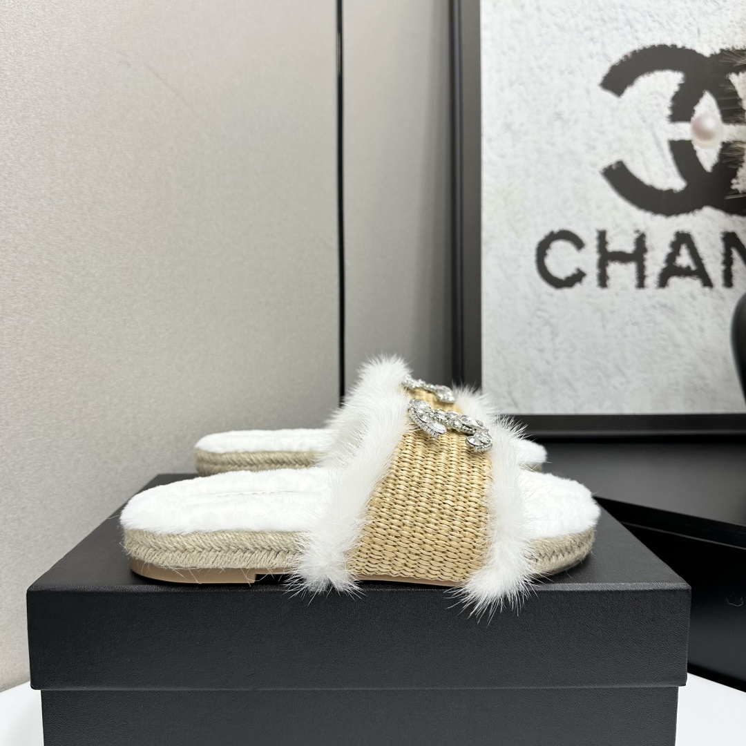 NO:616153,CHANEL25’s latest furry slippers for autumn and winter~ This pair of furry slippers is also very good-looking!  The weaving technique/mink hair is very high-end!  !  ! But it’s perfect for all seasons!  A favorite style, with fashion elements, the double C hardware diamond buckle is full of nobility. Wearing it can always show the fashionable charm of women. It is fashionable but not too showy, so beautiful. The upper is made of raffia//fur outsole. The original rubber outsole. The lining is imported sheepskin. Size35-39 (40%), fur shoes and slippers, chanel, slippers, espadrilles, sheepskin19860909CHANEL25秋冬最新款毛毛拖鞋～ 这双毛拖也是好好看！编织工艺／配水貂毛非常高级呀！！! 可四季搭配,简直就是完美呀！ 大爱款,有时尚元素,双C五金钻扣贵气感十足 穿上它总能展现女性时尚韵味 时尚却不过分张扬,实在太美 鞋面拉菲草编织//毛 大底原版橡胶大底 内里进口羊皮 Size35-39（40定）,毛毛鞋拖鞋,chanel,slippers,espadrilles,sheepskin,Women's Shoes