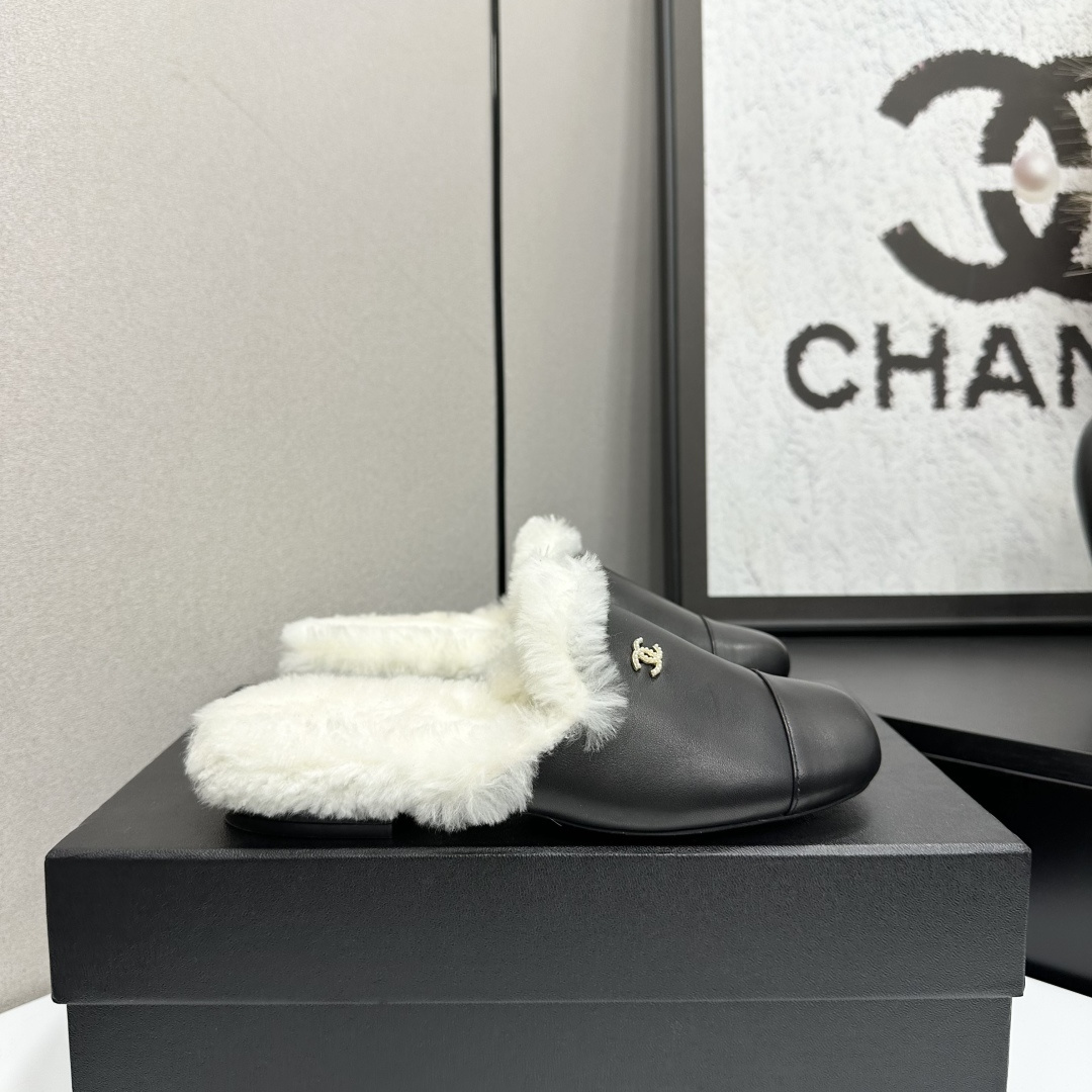 NO:616152,chanel Chanel Xiaoxiang 25ss new autumn style wool slippers, toe-toe slippers, imported lamb wool material, extremely comfortable, very recognizable, beautiful and practical, comfortable but not monotonous wool slippers, sheepskin upper, wool lining, the entire foot pad is wrapped in real wool, genuine leather Code number: women 35-39 (40 41 customized non-refundable), half-slip fur shoes, chanel, chanel, slippers, sheepskin19860909chanel香奈儿小香25ss开秋新款 羊毛毛拖鞋 包头拖 进口羊羔毛材质 舒适度极高,非常具有辨识度,美貌与实用并存舒适而不单调的毛拖鞋 鞋面羊皮,内里羊毛,整个垫脚包裹全真羊毛,真皮 码数:女35-39(40 41订做不退换),半拖毛毛鞋,chanel,chanel,slippers,sheepskin,Women's Shoes