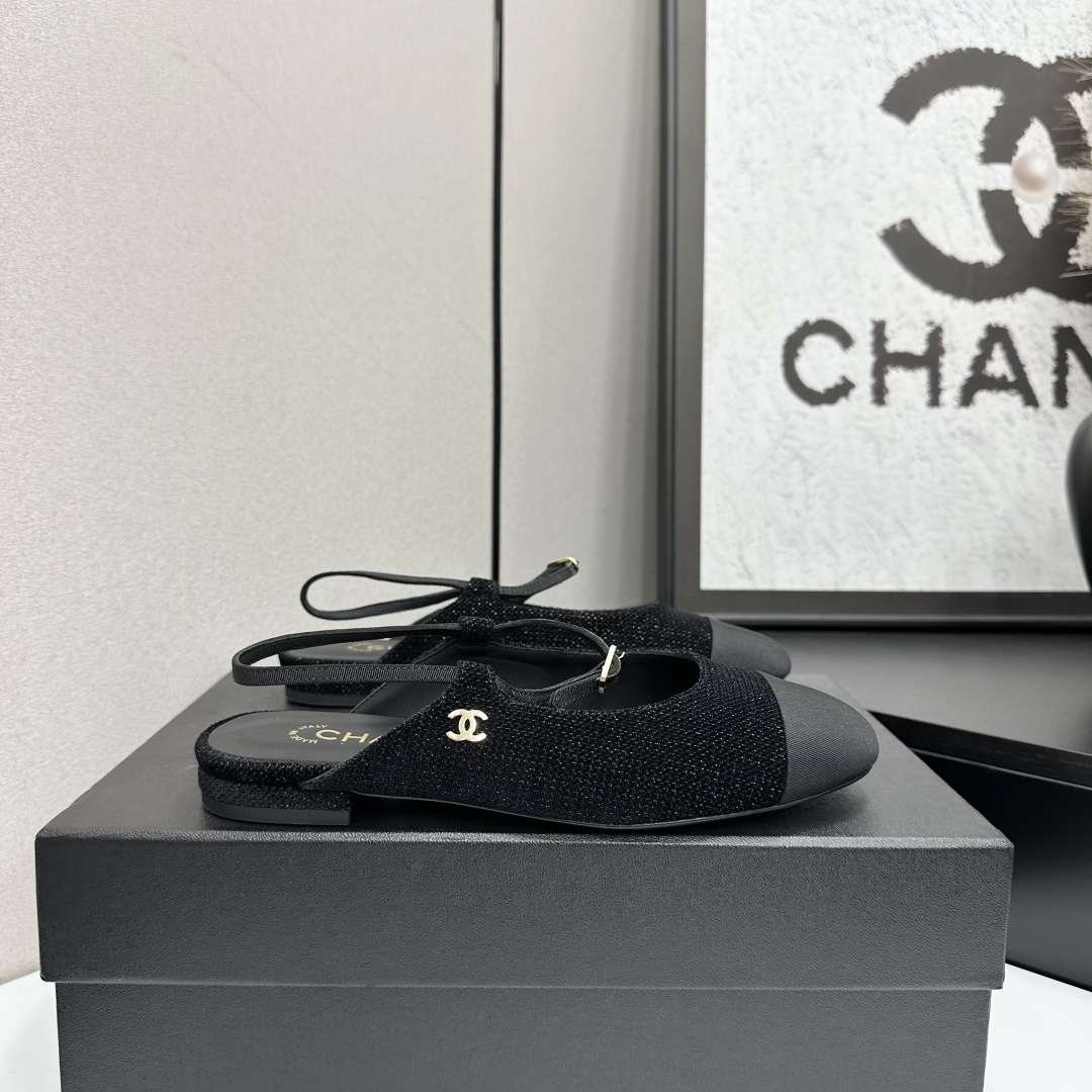 NO:616149,CHANEL small fragrant style toe-toe flat sandals, classic black and white combination + metal double C logo, satin toe cap texture~ Two kinds of fabrics are available, matte leather, which is neat and versatile, and the woven model has its own fine glitter and high-end feel. The back strap design does not rub the feet, suitable for daily commuting/dates, and the feet feel so soft that you don’t want to take them off!  Fabric: sheepskin or cloth, lining sheepskin, leather sole 35-39 (set at 40.41), sandals, chanel, sandals, sheepskin19860909CHANEL小香风包头平底凉鞋 经典黑白拼+金属双C标,缎面鞋头质感拉满~ 两款面料可选哑光皮面利落百搭,编织款自带细闪高级感 后绊带设计不磨脚,日常通勤/约会都适配,脚感软到不想脱！ 面料羊皮或布料,内里羊皮,真皮底 35-39（40.41定）,凉鞋,chanel,sandals,sheepskin,Women's Shoes