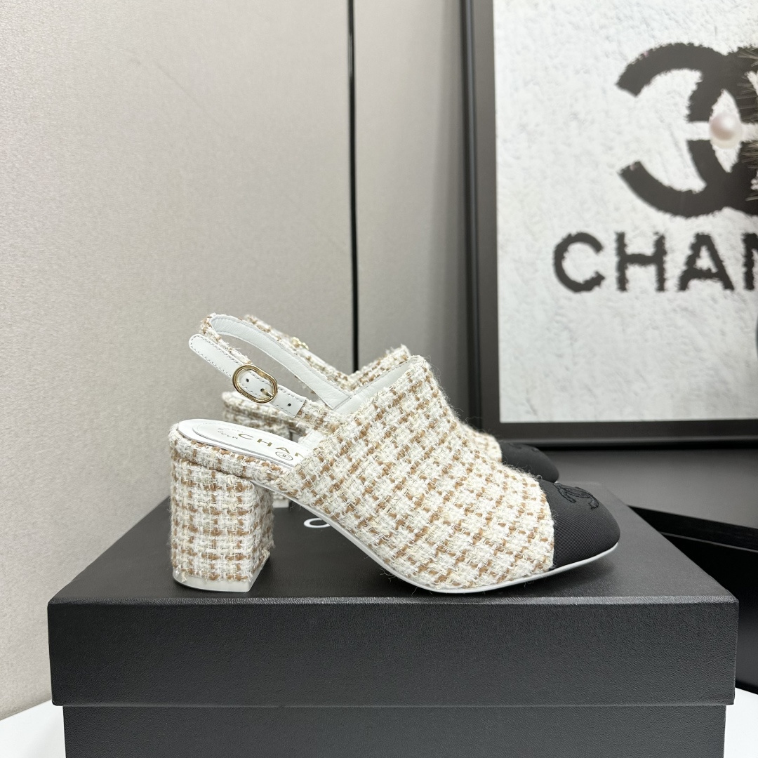 NO:616151,2025 Xiaoxiang is a must-have item for autumn and winter this season!  !  Chanel's autumn and winter heavy industry hot styles are highly recommended by Xiaohongshu. They look good no matter how you match them. They are a must-have for fashion. Ms. Chanel loves simple and irresistible combinations to show her unique dressing style. She can mix and match freely to shine and follow the fashionable steps of her grandma!  !  !  Enlarge the exquisite details to see the original molded hardware buckle. The top version is made at the purchasing level★ The upper is made of original customized cowhide (satin) sheepskin feet, the original molded leather outsole, size 35-39 (40, 41, sandals, chanel, sandals, cowhide, sheepskin, silk fabric, Leather soles198609092025小香 本季秋冬季必备单品！！ 香奈儿秋冬重工爆款 小红书力推款,怎么搭配都好看,时髦精必备,香奈儿女士钟爱简约又难以抗拒系搭配展现与众不同的穿搭风格、自由混搭闪耀到位跟紧香奶奶时尚步伐！！！精致细节放大看原版开模五金扣 顶级版本代购级别打造★鞋面采用原版定制牛皮（绸缎）羊皮垫脚,原版开模真皮大底,码数35-39（40、41,凉鞋,chanel,sandals,cowhide,sheepskin,silk fabric,Leather soles,Women's Shoes