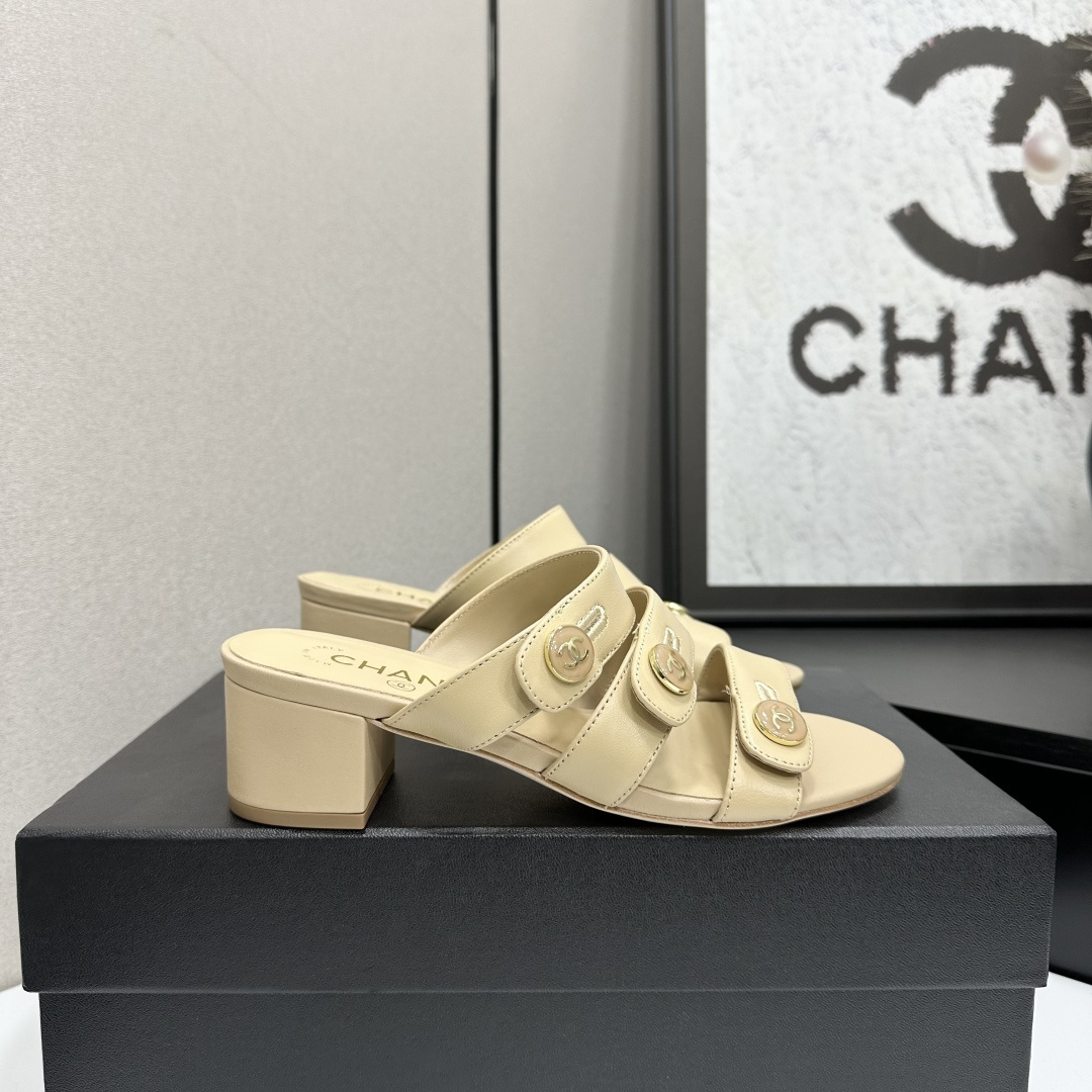 NO:616144,2025 Xiaoxiang is a must-have item for autumn and winter this season!  !  Chanel's autumn and winter heavy industry hot styles are highly recommended by Xiaohongshu. They look good no matter how you match them. They are a must-have for fashion. Ms. Chanel loves simple and irresistible combinations to show her unique dressing style. She can mix and match freely to shine and follow the fashionable steps of her grandma!  !  !  Exquisite details. Zoom in to see the original molded hardware buckle. The top version is made at the purchasing level★ The upper is made of original customized cowhide, sheepskin lining and the original molded leather outsole, size 35-39 (40, 41, high heels, slippers, chanel, high heels, slippers, cowhide, sheepskin, Leather soles198609092025小香 本季秋冬季必备单品！！ 香奈儿秋冬重工爆款 小红书力推款,怎么搭配都好看,时髦精必备,香奈儿女士钟爱简约又难以抗拒系搭配展现与众不同的穿搭风格、自由混搭闪耀到位跟紧香奶奶时尚步伐！！！精致细节放大看原版开模五金扣 顶级版本代购级别打造★鞋面采用原版定制牛皮,羊皮内里垫脚,原版开模真皮大底,码数35-39（40、41,高跟鞋拖鞋,chanel,high heels,slippers,cowhide,sheepskin,Leather soles,Women's Shoes