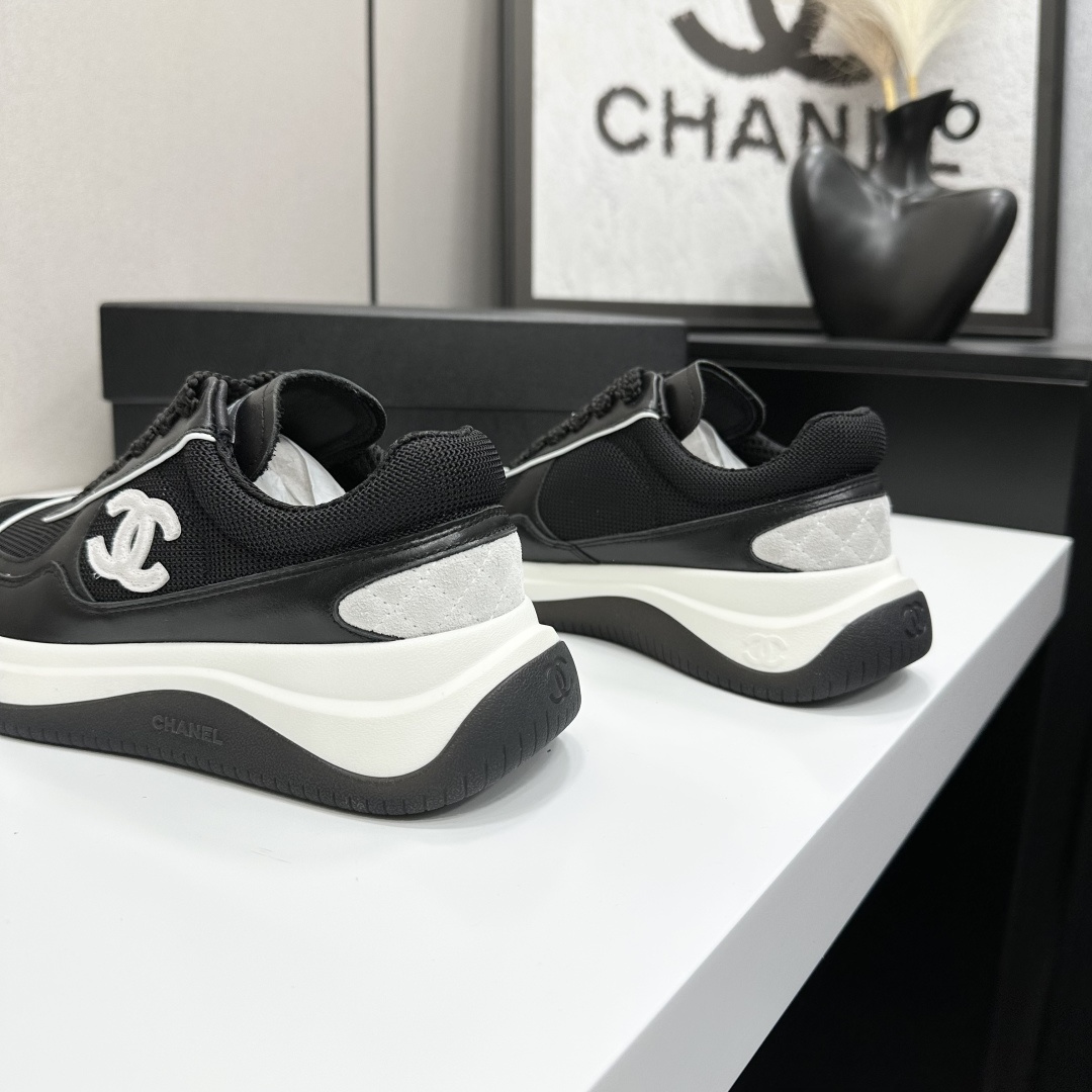 Chanel香奈儿熊猫鞋！2025专柜顶级休闲款运动鞋
这款经典设计；鞋面多种工艺电绣的风格；大底却时尚运动；不平凡的拥入了多种配色元素……
多元化混搭非常好看百搭，休闲，时尚，运动，户外都能兼顾……

ꫛꫀꪝ Go➫ 材料：
❶鞋面采用： 原版进口头层丝绸牛皮+原版防水布+原版头层牛皮
❷内里采用： 原版羊里+网
❸大底根据： 原版TPU组合大底
专柜精品包装全套女35–41 
P370