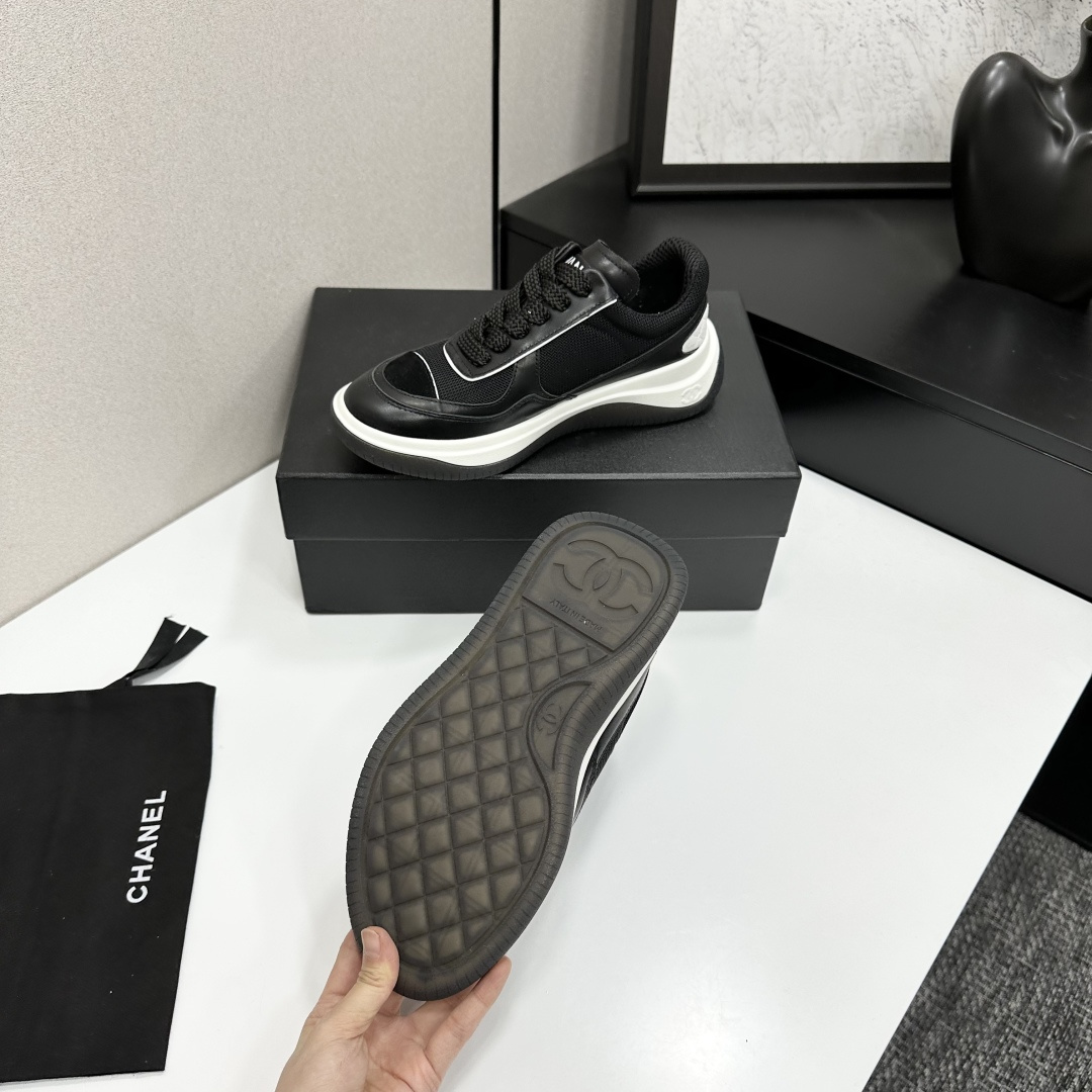 Chanel香奈儿熊猫鞋！2025专柜顶级休闲款运动鞋
这款经典设计；鞋面多种工艺电绣的风格；大底却时尚运动；不平凡的拥入了多种配色元素……
多元化混搭非常好看百搭，休闲，时尚，运动，户外都能兼顾……

ꫛꫀꪝ Go➫ 材料：
❶鞋面采用： 原版进口头层丝绸牛皮+原版防水布+原版头层牛皮
❷内里采用： 原版羊里+网
❸大底根据： 原版TPU组合大底
专柜精品包装全套女35–41 
P370