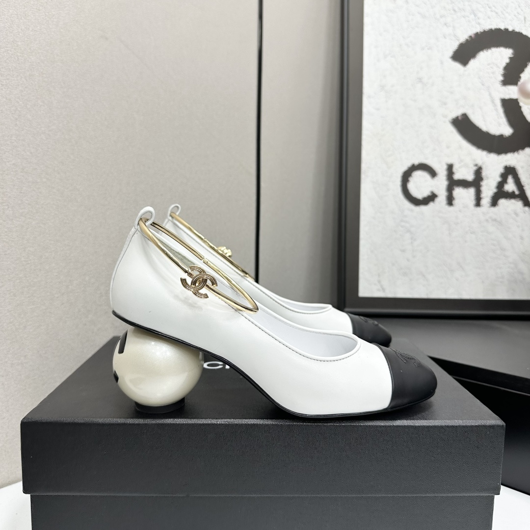 NO:647742,2025 Xiaoxiang (with anklet ribbon) a must-have item for autumn and winter this season!  !  Chanel's autumn and winter heavy industry hot styles are highly recommended by Xiaohongshu. They look good no matter how you match them. They are a must-have for fashion. Ms. Chanel loves simple and irresistible combinations to show her unique dressing style. She can mix and match freely to shine and follow the fashionable steps of her grandma!  !  !  Exquisite details. Zoom in to see the original molded hardware buckle. The top version is made at the purchasing level. ★The upper is made of original sheepskin, sheepskin lining, feet, original molded leather outsole, code number 35-39 (customized 40, 41, single shoes, chanel, sheepskin, Leather soles198609092025小香 (配脚环丝带） 本季秋冬季必备单品！！ 香奈儿秋冬重工爆款 小红书力推款,怎么搭配都好看,时髦精必备,香奈儿女士钟爱简约又难以抗拒系搭配展现与众不同的穿搭风格、自由混搭闪耀到位跟紧香奶奶时尚步伐！！！精致细节放大看原版开模五金扣 顶级版本代购级别打造★鞋面采用原版羊皮,羊皮内里,垫脚,原版开模真皮大底,码数35-39（40、41定做,单鞋,chanel,sheepskin,Leather soles,Women's Shoes