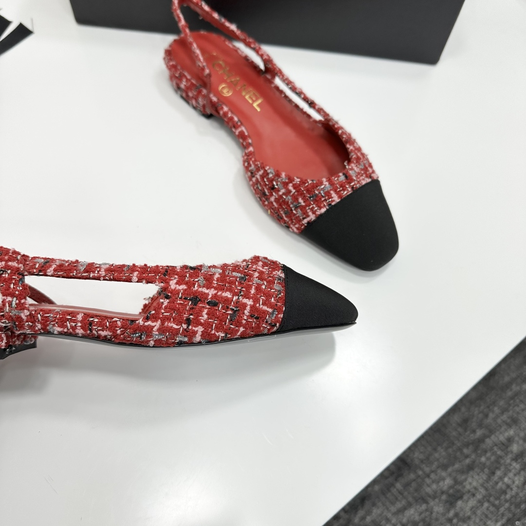 chan*l🔺经典slingback小香凉鞋！单鞋！
就像coco香奈儿女士说的：流行稍纵即逝，但风格永存！这双后空鞋就是香家经典中的经典！双色搭配，简约精致，专柜里的万能长青款，永远不过时单品！
专柜原版皮料，进口羊皮内里，意大利进口牛皮革鞋底！
顶级品质，Size：35-40（34 40 41 42 43定做）p250