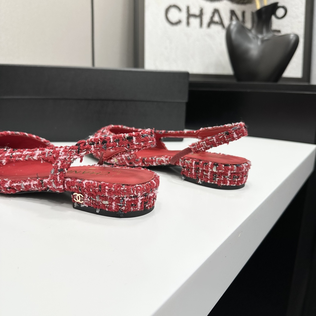 chan*l🔺经典slingback小香凉鞋！单鞋！
就像coco香奈儿女士说的：流行稍纵即逝，但风格永存！这双后空鞋就是香家经典中的经典！双色搭配，简约精致，专柜里的万能长青款，永远不过时单品！
专柜原版皮料，进口羊皮内里，意大利进口牛皮革鞋底！
顶级品质，Size：35-40（34 40 41 42 43定做）p250