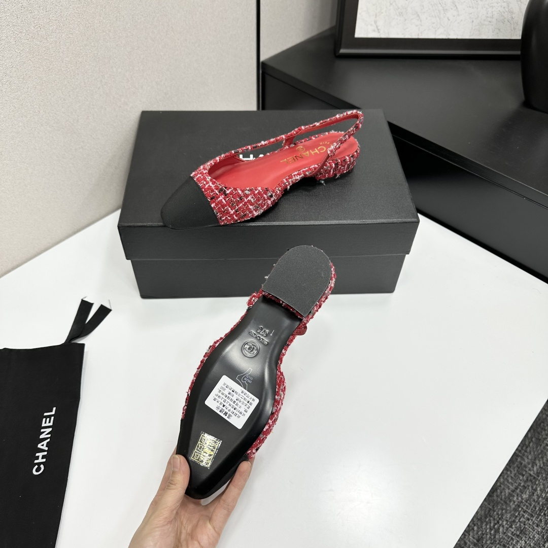 chan*l🔺经典slingback小香凉鞋！单鞋！
就像coco香奈儿女士说的：流行稍纵即逝，但风格永存！这双后空鞋就是香家经典中的经典！双色搭配，简约精致，专柜里的万能长青款，永远不过时单品！
专柜原版皮料，进口羊皮内里，意大利进口牛皮革鞋底！
顶级品质，Size：35-40（34 40 41 42 43定做）p250