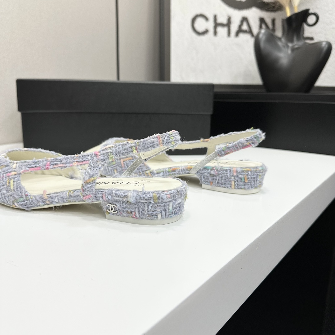 chan*l🔺经典slingback小香凉鞋！单鞋！
就像coco香奈儿女士说的：流行稍纵即逝，但风格永存！这双后空鞋就是香家经典中的经典！双色搭配，简约精致，专柜里的万能长青款，永远不过时单品！
专柜原版皮料，进口羊皮内里，意大利进口牛皮革鞋底！
顶级品质，Size：35-40（34 40 41 42 43定做）p250