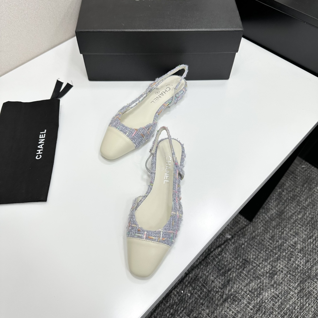 chan*l🔺经典slingback小香凉鞋！单鞋！
就像coco香奈儿女士说的：流行稍纵即逝，但风格永存！这双后空鞋就是香家经典中的经典！双色搭配，简约精致，专柜里的万能长青款，永远不过时单品！
专柜原版皮料，进口羊皮内里，意大利进口牛皮革鞋底！
顶级品质，Size：35-40（34 40 41 42 43定做）p250
