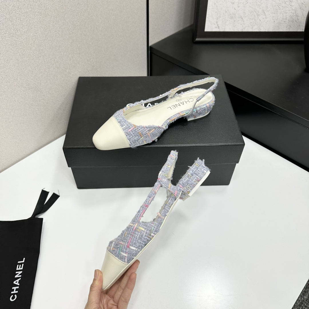 chan*l🔺经典slingback小香凉鞋！单鞋！
就像coco香奈儿女士说的：流行稍纵即逝，但风格永存！这双后空鞋就是香家经典中的经典！双色搭配，简约精致，专柜里的万能长青款，永远不过时单品！
专柜原版皮料，进口羊皮内里，意大利进口牛皮革鞋底！
顶级品质，Size：35-40（34 40 41 42 43定做）p250