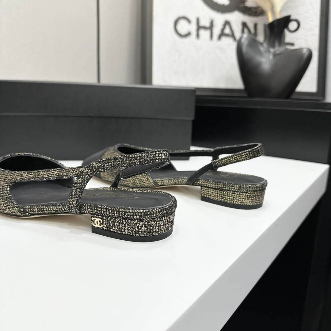 chan*l🔺经典slingback小香凉鞋！单鞋！
就像coco香奈儿女士说的：流行稍纵即逝，但风格永存！这双后空鞋就是香家经典中的经典！双色搭配，简约精致，专柜里的万能长青款，永远不过时单品！
专柜原版皮料，进口羊皮内里，意大利进口牛皮革鞋底！
顶级品质，Size：35-40（34 40 41 42 43定做）p250