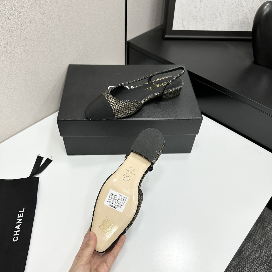 chan*l🔺经典slingback小香凉鞋！单鞋！
就像coco香奈儿女士说的：流行稍纵即逝，但风格永存！这双后空鞋就是香家经典中的经典！双色搭配，简约精致，专柜里的万能长青款，永远不过时单品！
专柜原版皮料，进口羊皮内里，意大利进口牛皮革鞋底！
顶级品质，Size：35-40（34 40 41 42 43定做）p250