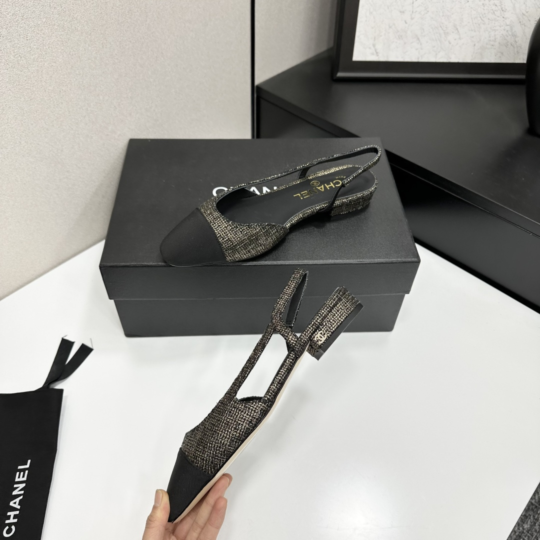 chan*l🔺经典slingback小香凉鞋！单鞋！
就像coco香奈儿女士说的：流行稍纵即逝，但风格永存！这双后空鞋就是香家经典中的经典！双色搭配，简约精致，专柜里的万能长青款，永远不过时单品！
专柜原版皮料，进口羊皮内里，意大利进口牛皮革鞋底！
顶级品质，Size：35-40（34 40 41 42 43定做）p250