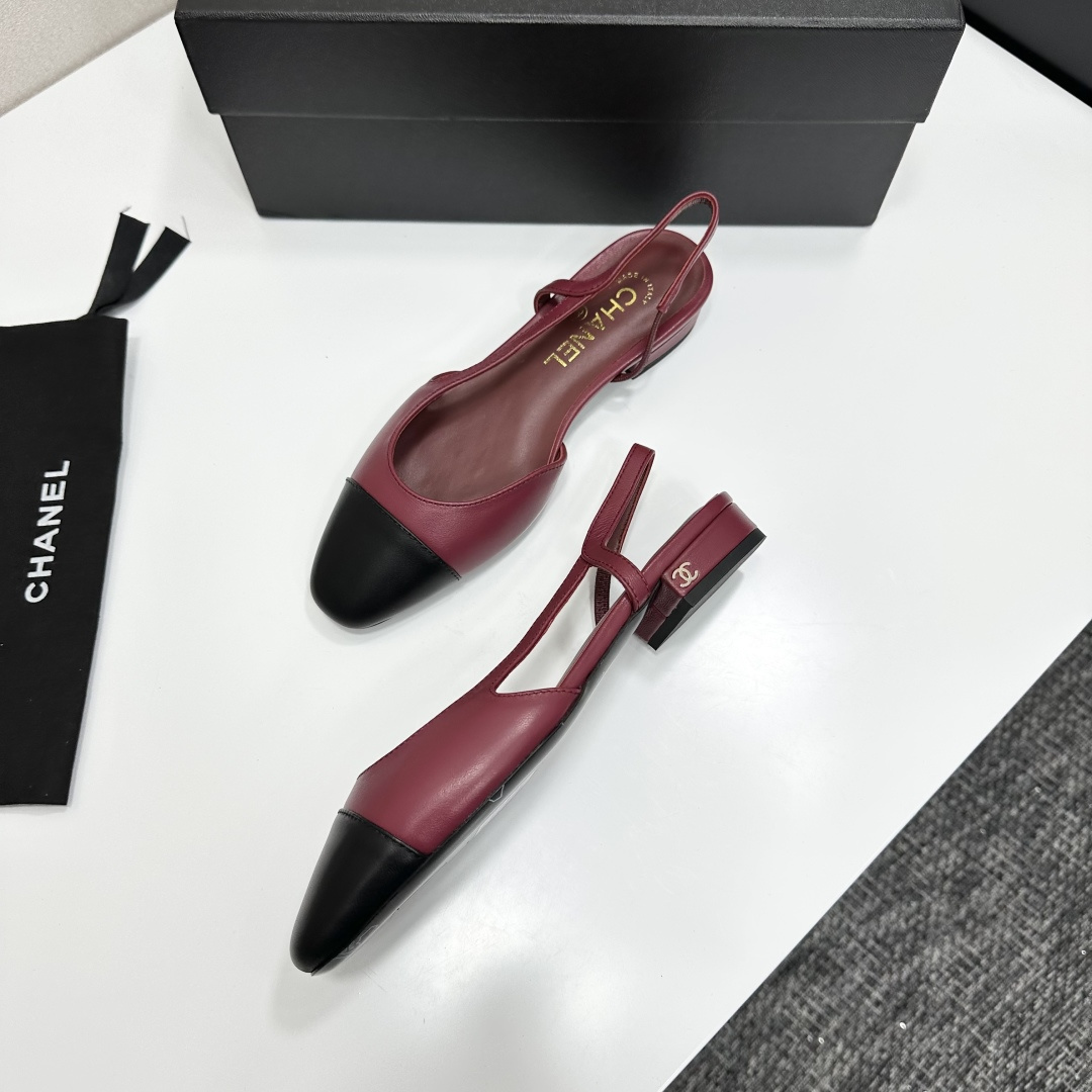 chan*l🔺经典slingback小香凉鞋！单鞋！
就像coco香奈儿女士说的：流行稍纵即逝，但风格永存！这双后空鞋就是香家经典中的经典！双色搭配，简约精致，专柜里的万能长青款，永远不过时单品！
专柜原版皮料，进口羊皮内里，意大利进口牛皮革鞋底！
顶级品质，Size：35-40（34 40 41 42 43定做）p250