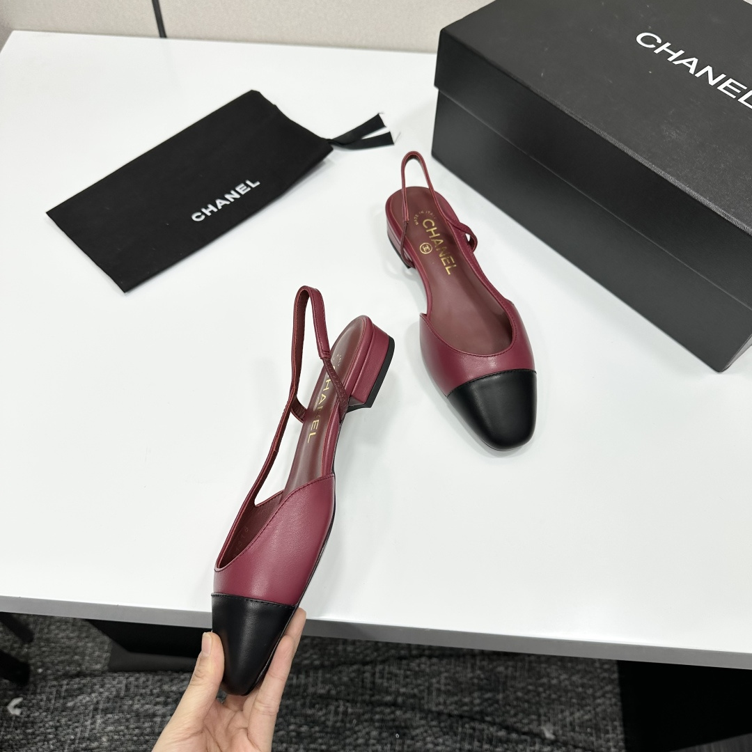 chan*l🔺经典slingback小香凉鞋！单鞋！
就像coco香奈儿女士说的：流行稍纵即逝，但风格永存！这双后空鞋就是香家经典中的经典！双色搭配，简约精致，专柜里的万能长青款，永远不过时单品！
专柜原版皮料，进口羊皮内里，意大利进口牛皮革鞋底！
顶级品质，Size：35-40（34 40 41 42 43定做）p250