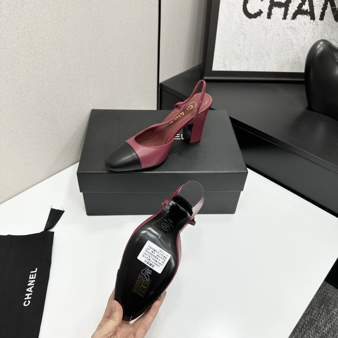 chan*l🔺经典slingback小香凉鞋！单鞋！
就像coco香奈儿女士说的：流行稍纵即逝，但风格永存！这双后空鞋就是香家经典中的经典！双色搭配，简约精致，专柜里的万能长青款，永远不过时单品！
专柜原版皮料，进口羊皮内里，意大利进口牛皮革鞋底！
顶级品质，Size：35-40（34 40 41 42 43定做）p270
