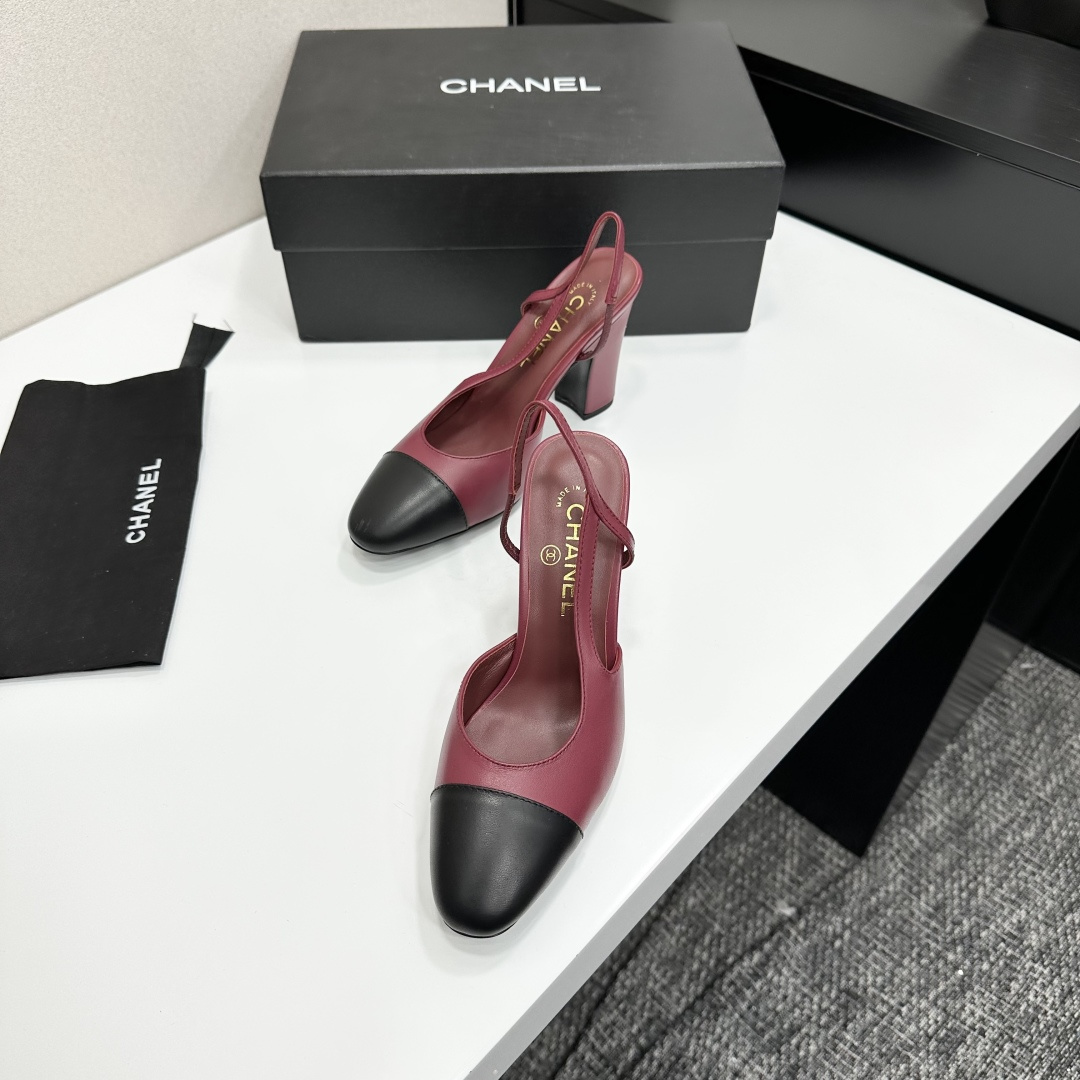 chan*l🔺经典slingback小香凉鞋！单鞋！
就像coco香奈儿女士说的：流行稍纵即逝，但风格永存！这双后空鞋就是香家经典中的经典！双色搭配，简约精致，专柜里的万能长青款，永远不过时单品！
专柜原版皮料，进口羊皮内里，意大利进口牛皮革鞋底！
顶级品质，Size：35-40（34 40 41 42 43定做）p270