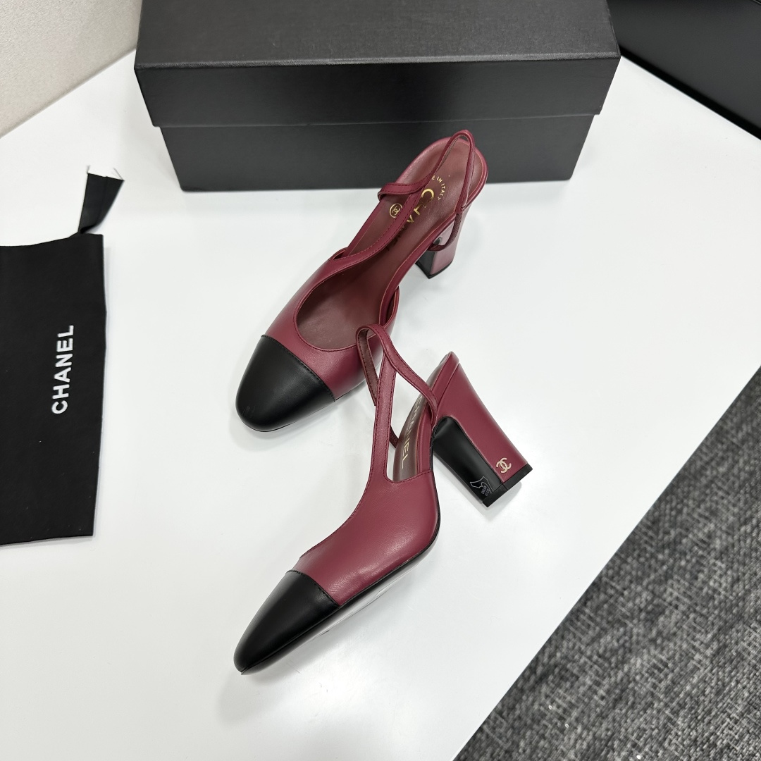 chan*l🔺经典slingback小香凉鞋！单鞋！
就像coco香奈儿女士说的：流行稍纵即逝，但风格永存！这双后空鞋就是香家经典中的经典！双色搭配，简约精致，专柜里的万能长青款，永远不过时单品！
专柜原版皮料，进口羊皮内里，意大利进口牛皮革鞋底！
顶级品质，Size：35-40（34 40 41 42 43定做）p270