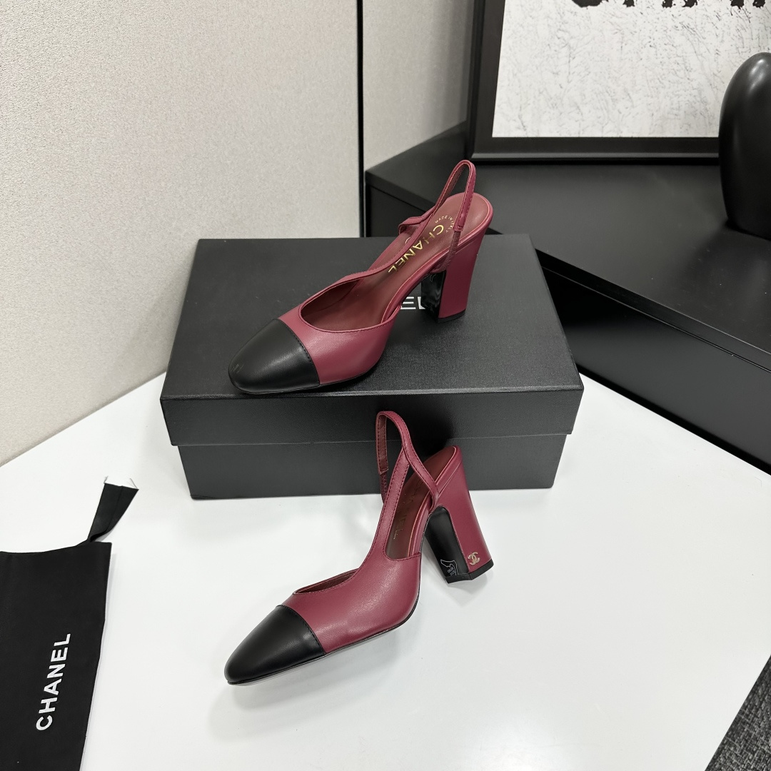 chan*l🔺经典slingback小香凉鞋！单鞋！
就像coco香奈儿女士说的：流行稍纵即逝，但风格永存！这双后空鞋就是香家经典中的经典！双色搭配，简约精致，专柜里的万能长青款，永远不过时单品！
专柜原版皮料，进口羊皮内里，意大利进口牛皮革鞋底！
顶级品质，Size：35-40（34 40 41 42 43定做）p270