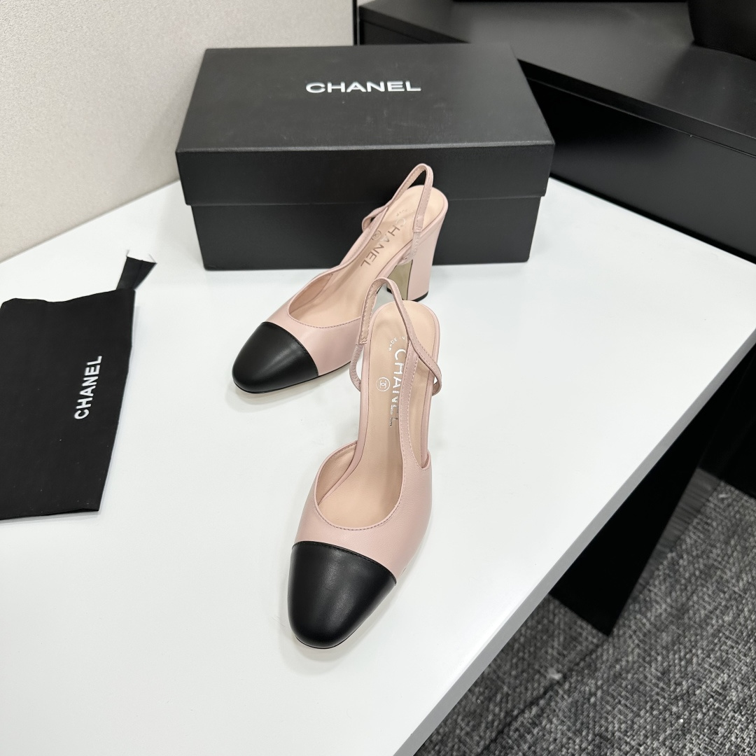 chan*l🔺经典slingback小香凉鞋！单鞋！
就像coco香奈儿女士说的：流行稍纵即逝，但风格永存！这双后空鞋就是香家经典中的经典！双色搭配，简约精致，专柜里的万能长青款，永远不过时单品！
专柜原版皮料，进口羊皮内里，意大利进口牛皮革鞋底！
顶级品质，Size：35-40（34 40 41 42 43定做）p270