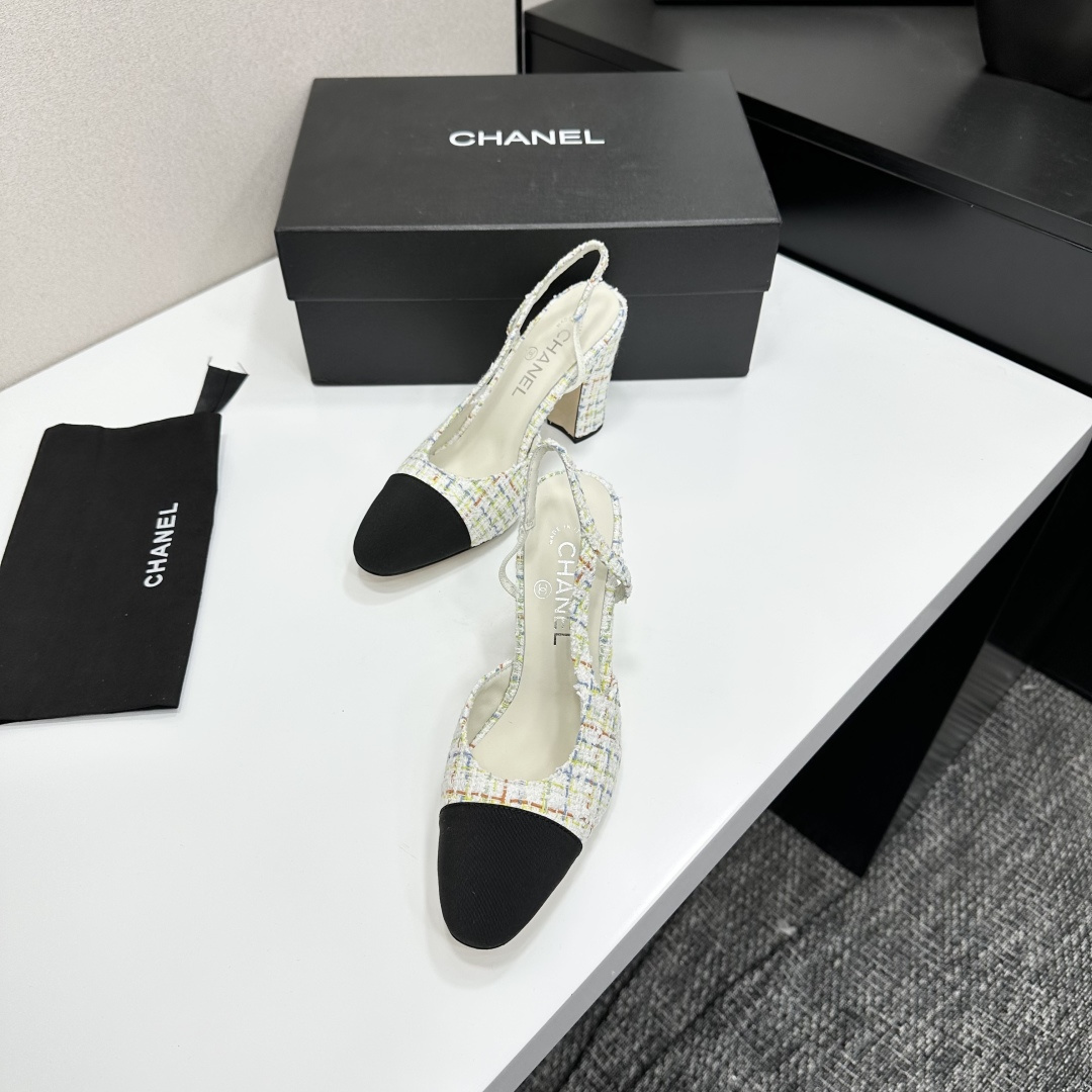 chan*l🔺经典slingback小香凉鞋！单鞋！
就像coco香奈儿女士说的：流行稍纵即逝，但风格永存！这双后空鞋就是香家经典中的经典！双色搭配，简约精致，专柜里的万能长青款，永远不过时单品！
专柜原版皮料，进口羊皮内里，意大利进口牛皮革鞋底！
顶级品质，Size：35-40（34 40 41 42 43定做）p270