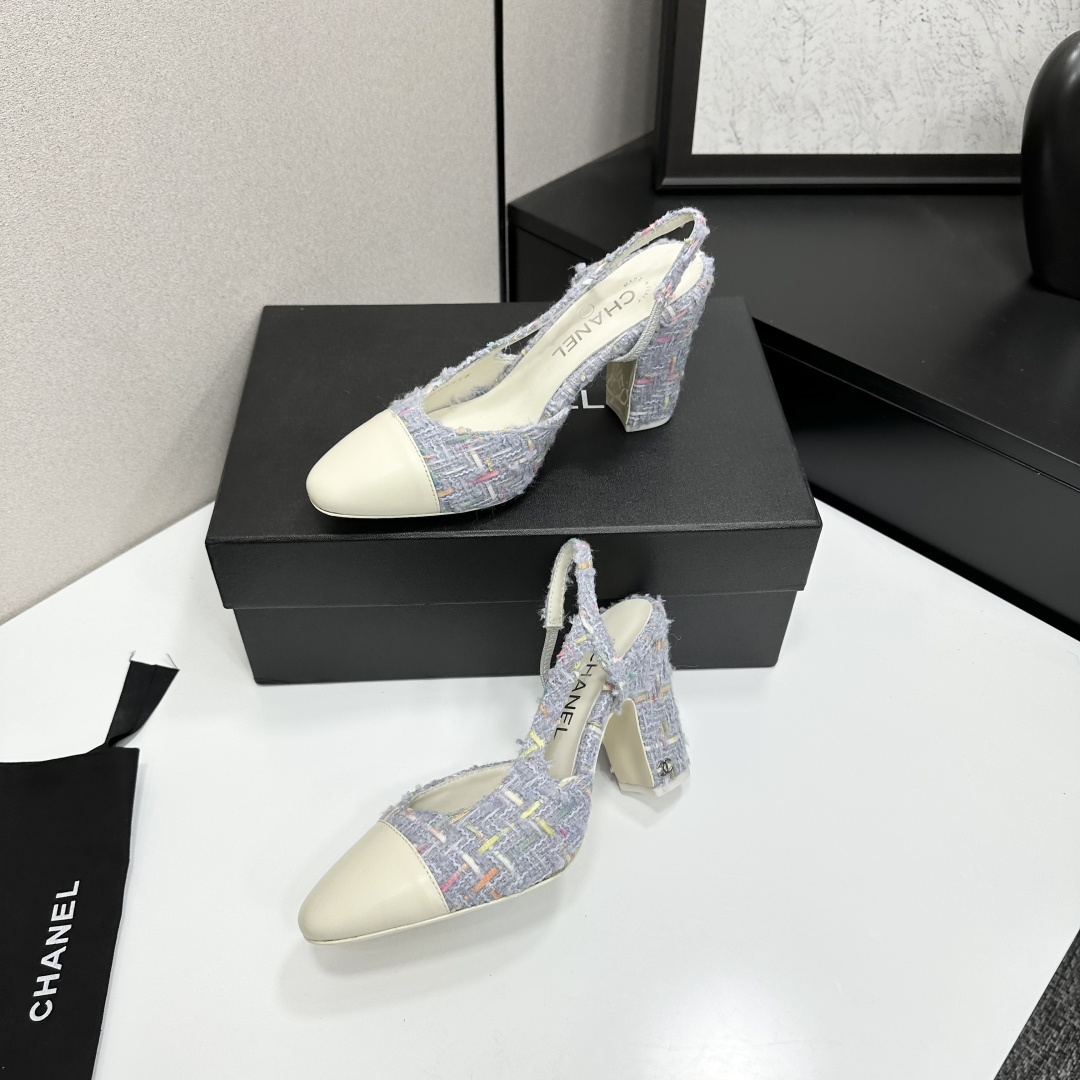 chan*l🔺经典slingback小香凉鞋！单鞋！
就像coco香奈儿女士说的：流行稍纵即逝，但风格永存！这双后空鞋就是香家经典中的经典！双色搭配，简约精致，专柜里的万能长青款，永远不过时单品！
专柜原版皮料，进口羊皮内里，意大利进口牛皮革鞋底！
顶级品质，Size：35-40（34 40 41 42 43定做）p270