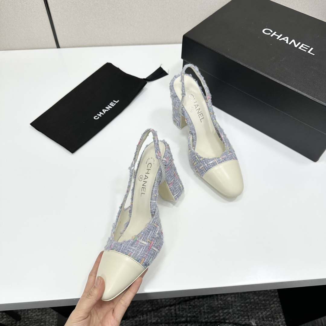 chan*l🔺经典slingback小香凉鞋！单鞋！
就像coco香奈儿女士说的：流行稍纵即逝，但风格永存！这双后空鞋就是香家经典中的经典！双色搭配，简约精致，专柜里的万能长青款，永远不过时单品！
专柜原版皮料，进口羊皮内里，意大利进口牛皮革鞋底！
顶级品质，Size：35-40（34 40 41 42 43定做）p270