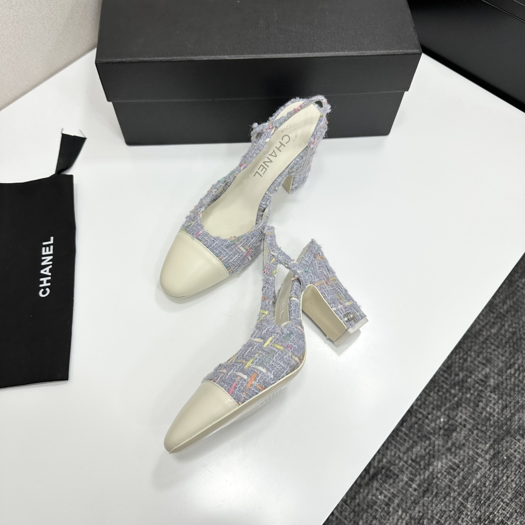 chan*l🔺经典slingback小香凉鞋！单鞋！
就像coco香奈儿女士说的：流行稍纵即逝，但风格永存！这双后空鞋就是香家经典中的经典！双色搭配，简约精致，专柜里的万能长青款，永远不过时单品！
专柜原版皮料，进口羊皮内里，意大利进口牛皮革鞋底！
顶级品质，Size：35-40（34 40 41 42 43定做）p270