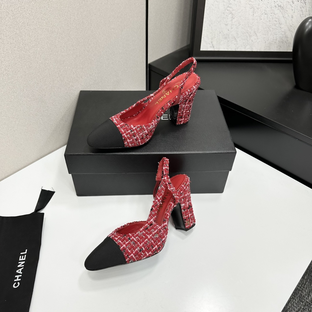 chan*l🔺经典slingback小香凉鞋！单鞋！
就像coco香奈儿女士说的：流行稍纵即逝，但风格永存！这双后空鞋就是香家经典中的经典！双色搭配，简约精致，专柜里的万能长青款，永远不过时单品！
专柜原版皮料，进口羊皮内里，意大利进口牛皮革鞋底！
顶级品质，Size：35-40（34 40 41 42 43定做）p270