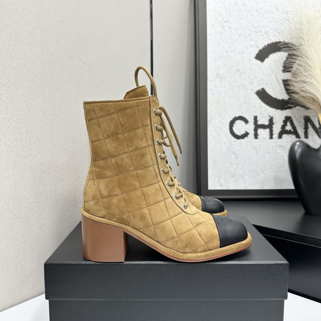 NO:681848,2025 Xiaoxiang short boots, a must-have item for this autumn and winter!  !  Chanel's autumn and winter heavy industry popular short boots are highly recommended by Xiaohongshu. They look good no matter how you match them. They are a must-have for fashion. Ms. Chanel loves simple and irresistible combinations to show her unique dressing style. She can mix and match freely to shine and follow the fashionable steps of her grandma!  !  !  Enlarge the exquisite details to see the original molded hardware buckle. The top version is made at the purchasing level. The upper is made of first-layer cowhide-sheepskin lining. The outsole is genuine leather. Size 35-39 (order 40/41), boots, chanel, boots, cowhide, sheepskin198609092025小香短靴,本季秋冬季必备单品！！ 香奈儿秋冬重工爆款短靴 小红书力推款,怎么搭配都好看,时髦精必备,香奈儿女士钟爱简约又难以抗拒搭配展现与众不同的穿搭风格、自由混搭闪耀到位跟紧香奶奶时尚步伐！！！精致细节放大看原版开模五金扣 顶级版本代购级别打造★鞋面采用头层牛皮-羊皮内里 大底真皮底 码数35-39（40/41订）,靴子,chanel,boots,cowhide,sheepskin,Women's Shoes