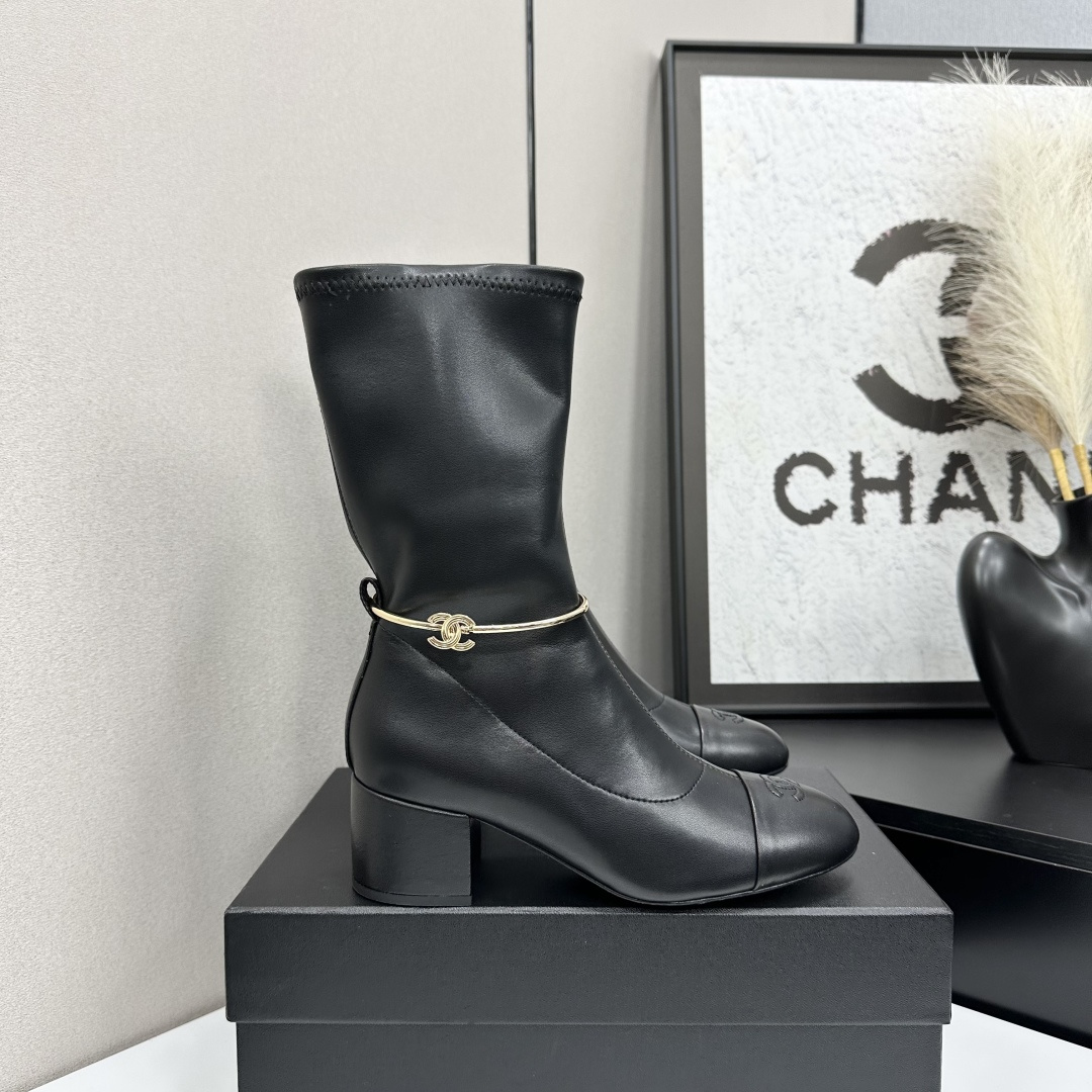 NO:681842,Xiaoxiang short boots, a must-have item for autumn and winter this season!  !  Chanel's autumn and winter heavy industry popular short boots are highly recommended by Xiaohongshu. They look good no matter how you match them. They are a must-have for fashion. Ms. Chanel loves simple and irresistible combinations to show her unique dressing style. She can mix and match freely to shine and follow the fashionable steps of her grandma!  !  !  Enlarge the exquisite details to see the original molded hardware buckle. The top version is made at the purchasing level. ★The upper is made of original customized elastic material, sheepskin lining, outsole and genuine leather sole. Size 35-39 (40/41 order) short boots, long boots, boots and single shoes, chanel, boots, sheepskin19860909小香短靴,本季秋冬季必备单品！！ 香奈儿秋冬重工爆款短靴 小红书力推款,怎么搭配都好看,时髦精必备,香奈儿女士钟爱简约又难以抗拒搭配展现与众不同的穿搭风格、自由混搭闪耀到位跟紧香奶奶时尚步伐！！！精致细节放大看原版开模五金扣 顶级版本代购级别打造★鞋面采用原版定制弹力材质,羊皮内里 大底真皮底 码数35-39（40/41订） 短靴 长靴,靴子单鞋,chanel,boots,sheepskin,Women's Shoes
