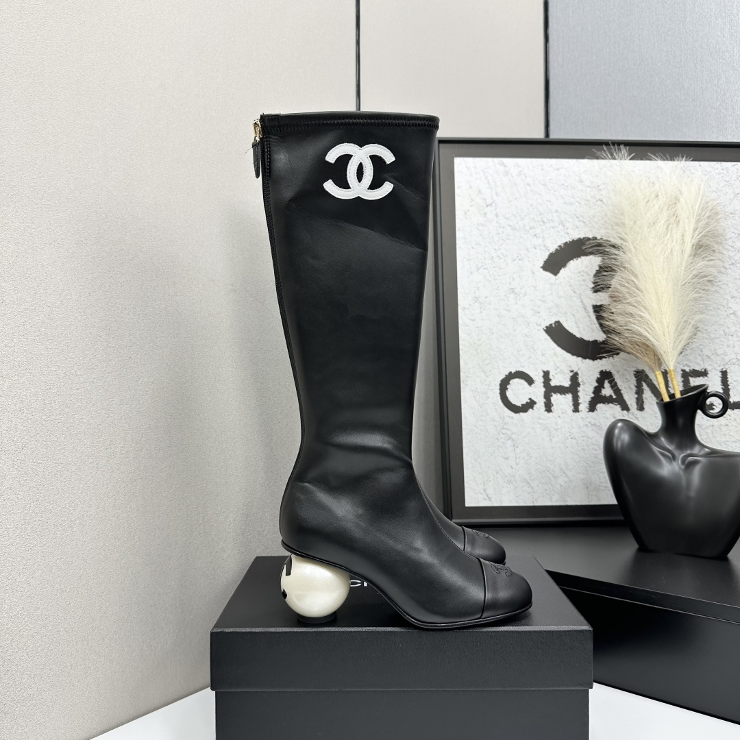 NO:668892,Xiaoxiang short boots, a must-have item for autumn and winter this season!  !  Chanel's autumn and winter heavy industry popular short boots are highly recommended by Xiaohongshu. They look good no matter how you match them. They are a must-have for fashion. Ms. Chanel loves simple and irresistible combinations to show her unique dressing style. She can mix and match freely to shine and follow the fashionable steps of her grandma!  !  !  Enlarge the exquisite details to see the original molded hardware buckle. The top version is made at the purchasing level. ★The upper is made of original customized elastic material, sheepskin lining, outsole genuine leather sole, size 35-39 (order 40/41), mid-calf boots, over-the-knee boots, boots and single shoes, chanel, boots, sheepskin19860909小香短靴,本季秋冬季必备单品！！ 香奈儿秋冬重工爆款短靴 小红书力推款,怎么搭配都好看,时髦精必备,香奈儿女士钟爱简约又难以抗拒搭配展现与众不同的穿搭风格、自由混搭闪耀到位跟紧香奶奶时尚步伐！！！精致细节放大看原版开模五金扣 顶级版本代购级别打造★鞋面采用原版定制弹力材质,羊皮内里 大底真皮底 码数35-39（40/41订） 中筒靴 过膝靴,靴子单鞋,chanel,boots,sheepskin,Women's Shoes