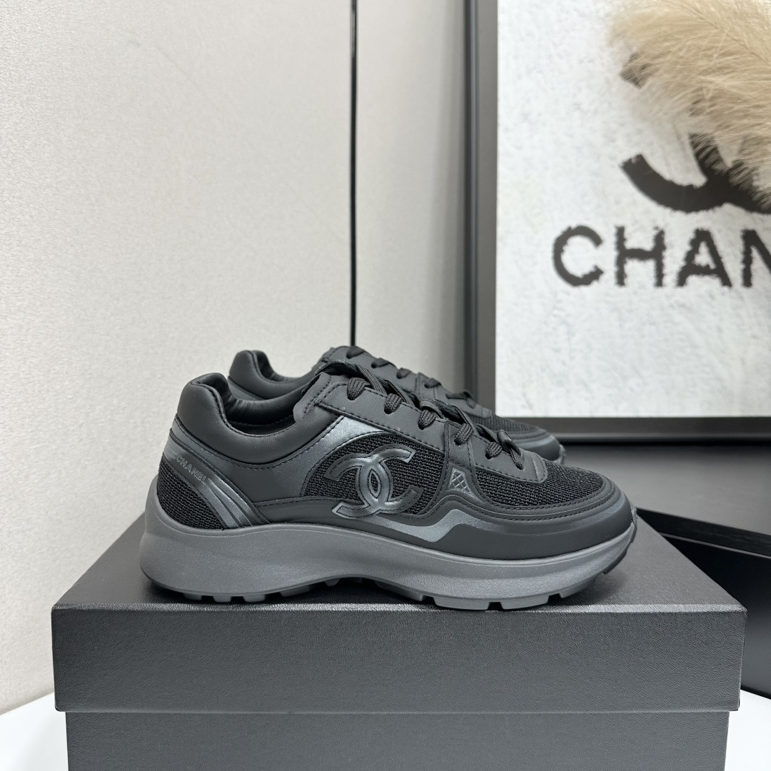 NO:668880,Grandma's thick-soled silver-corner biscuit shoes are a new retro series, presenting a relaxed posture and lightness to start the summer journey. Continuing the iconic deconstructed silhouette, the shoe body is presented with simple three-dimensional lines and double A logo. The upper is covered with breathable canvas fabric, and the upper layer is injected with softness to improve the foot feel. It adopts a thick rubber sole with a geometric texture and is embellished with rubber edging details. The effect of heightening the legs is comparable to leg plastic surgery. It can easily hold the legs in various styles, so you can wear them casually!  Upper material: cowhide; lining material: sheepskin, casual shoes/sports shoes, sneakers, cowhide, sheepskin19860909香奶奶厚底银角饼干鞋 全新复古系列,呈递松弛之姿,轻盈于形开启盛夏之旅. 延续标志性解构化廓形,鞋身以简约立体线条及双A logo呈现,鞋面覆盖透气帆布面料,注入上层柔软提升脚感,采用廓形橡胶厚底,几何纹理点缀橡胶包边细节.增高拉腿效果堪比腿部整形 巨显腿细腿长各种风格都能轻松hold住 随便搭！ 鞋面材质牛皮 内里材质羊皮,休闲鞋/运动鞋,sneakers,cowhide,sheepskin,Women's Shoes