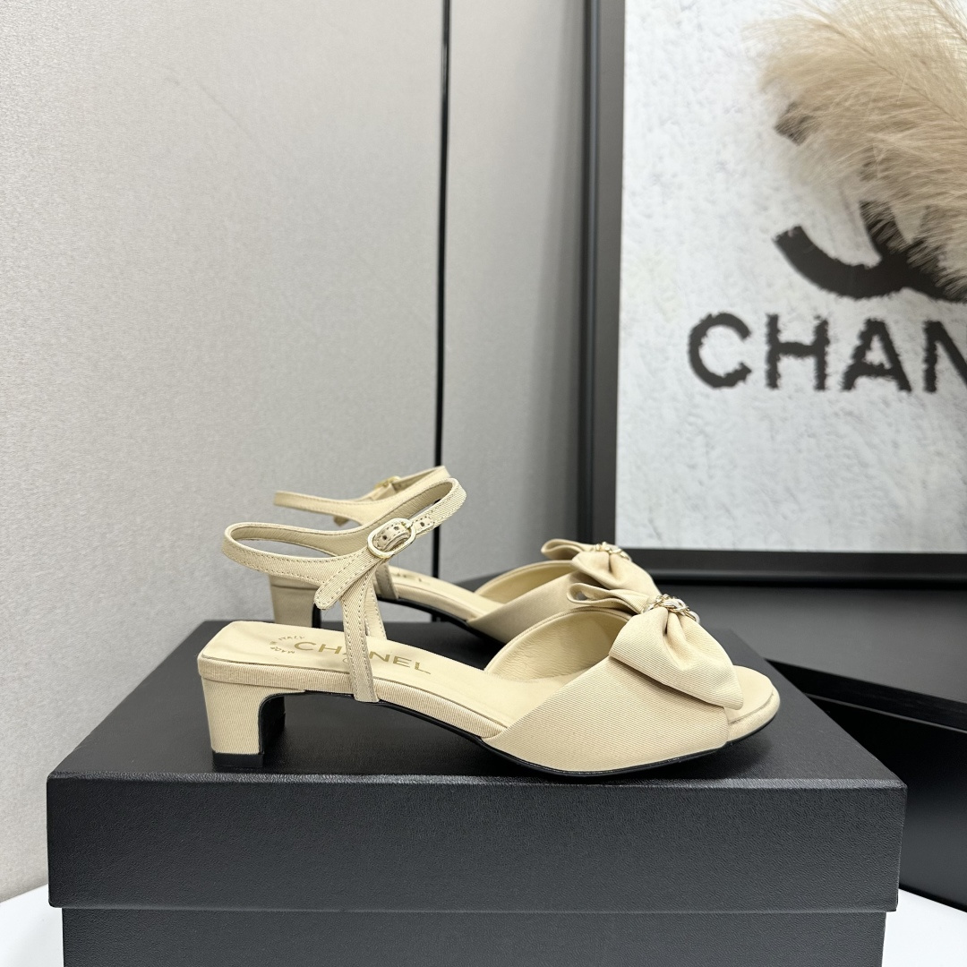 NO:668889,2025★★★★★ Many celebrities and internet celebrities are on their feet, a versatile series popularized by domestic and foreign bloggers, a must-have for spring and summer wardrobes. Exclusive to Xiangjia. Upper cowhide (satin). Lining: Imported crystal sheepskin lining. Original molded custom leather outsole. Shoe size: 35-39 (40, 41, custom-made, non-refundable), high-heeled sandals, chanel, sandals, high  heels,cowhide,sheepskin,silk fabric,Leather soles198609092025★★★★★ 众多明星网红上脚,国内外博主刷爆的一个百搭系列,春夏衣橱搭配必备 首选.香家专属 鞋面牛皮（绸缎）  内里: 进口水晶羊皮内里 大底原版开模定制真皮大底 鞋码: 35-39（40、41、定做不退换）,高跟鞋凉鞋,chanel,sandals,high heels,cowhide,sheepskin,silk fabric,Leather soles,Women's Shoes