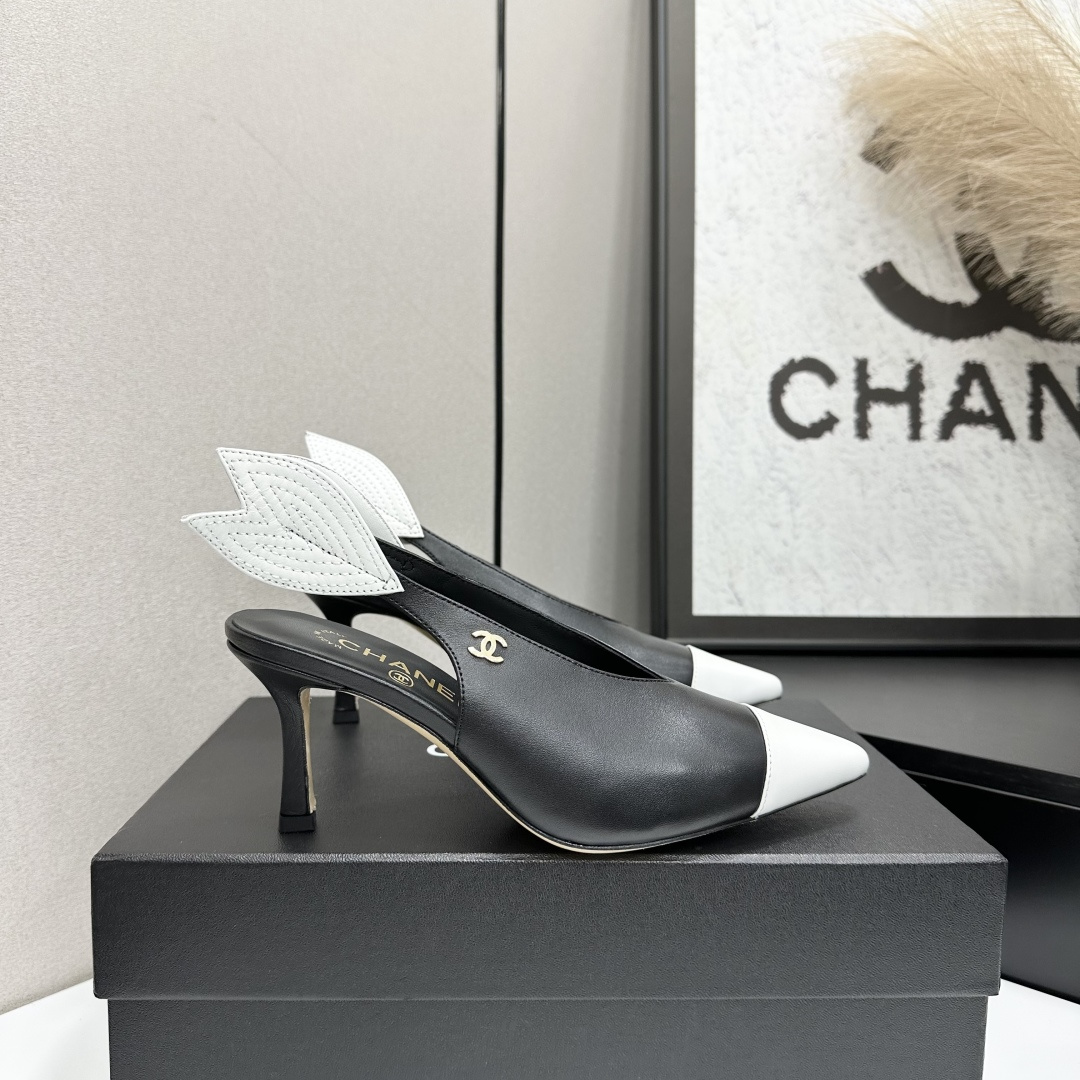 NO:668891,CHANEL Xiaoxiangfeng Chanel's color-blocked back hollow high-heeled sandals are so heart-breaking!  The classic black and white/beige and black contrasting pointed toe design is neat and elegant, and perfectly outlines the lines of the feet. The delicate leather material is soft to the touch and super comfortable on the feet. The height of the cat heel balances both aura and practicality, making it suitable for daily commuting or dating. The rhombus pattern wing details on the back strap are very recognizable, and the double C logo is low-key to highlight the texture. The three colors have their own charm, and you will not be surprised when you close your eyes. It is an indispensable temperament in the shoe cabinet ~ Sheepskin upper  Sheepskin lining, genuine leather sole, heel height 7cm, size 35-39 (set at 40.41), high heels sandals, chanel, chanel, sandals, high heels, sheepskin19860909CHANEL小香风香奈儿这款拼色后空高跟鞋凉鞋也太戳心了！经典的黑白/米黑撞色尖头设计,利落又优雅,完美勾勒脚型线条.细腻的真皮材质触感软糯,上脚超舒服,猫跟高度兼顾气场与实穿性,日常通勤或约会都能hold住.后绊带的菱格纹翅膀细节超有辨识度,双C标识低调彰显质感,三款配色各有韵味,闭眼入都不踩雷,是鞋柜里不可缺的气质款～ 鞋面羊皮 内里羊皮 鞋底真皮底 跟高7cm 码数35-39（40.41定）,高跟鞋凉鞋,chanel,chanel,sandals,high heels,sheepskin,Women's Shoes