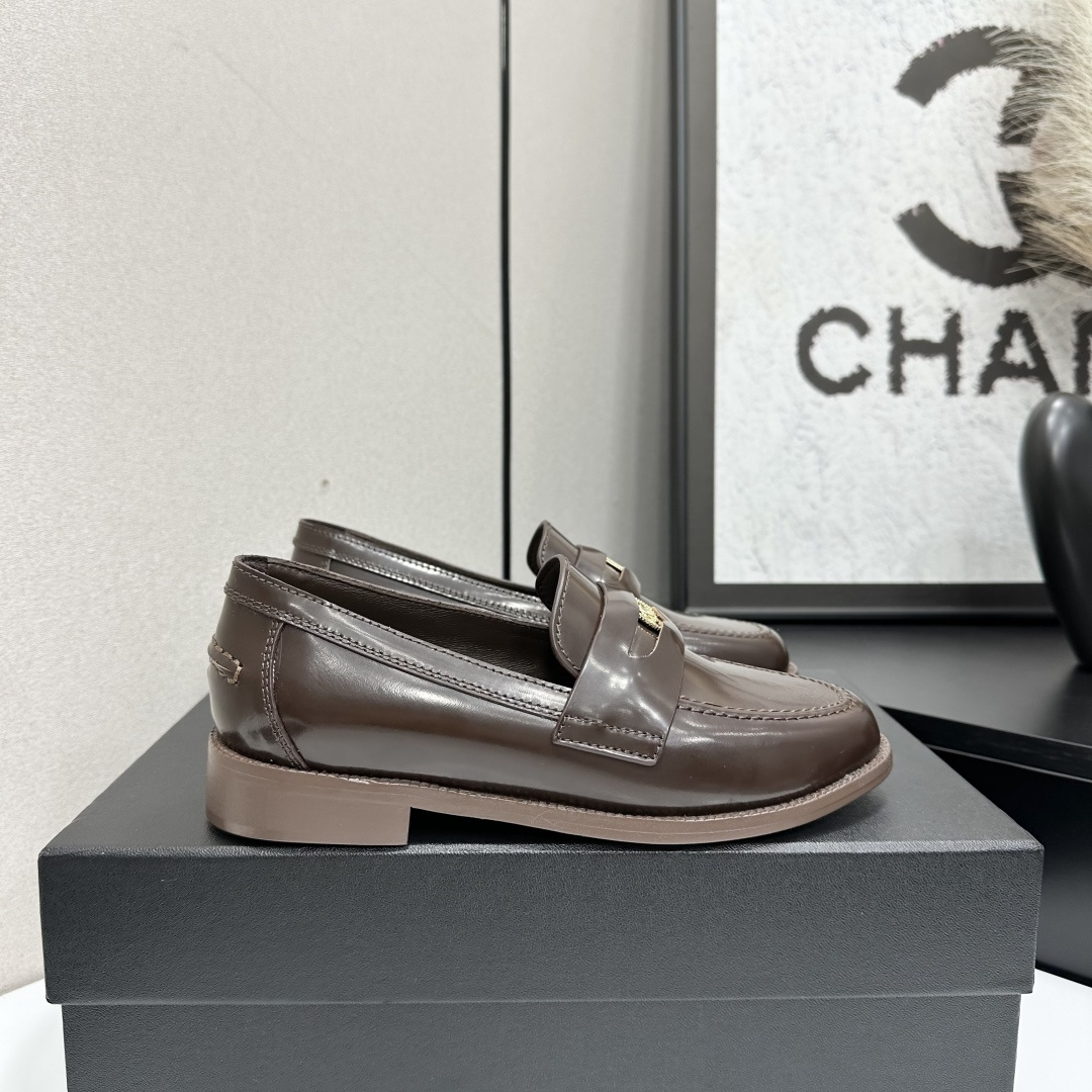 NO:668872,2026 early spring new style Heart Buckle Loafers, a must-have hot item for the fragrance family in autumn and winter, the Goddess series, with the elegant and ladylike temperament of the fragrance family, super eye-catching, irresistible and exciting!  Upper edge beads, original molded hardware logo, mixed sheepskin lining, outsole, Italian genuine leather outsole, Size35-41, loafers, chanel, loafers, sheepskin, Leather soles198609092026早春新款 桃心扣 乐福鞋 秋冬香家必备爆款 女神系列,拥有香家特色优雅名媛气质,超级耐看,让人无法抗拒,心动！ 鞋面开边珠 原版开模五金logo 内里混种羊皮 大底意大利真皮大底 Size35-41,乐福鞋,chanel,loafers,sheepskin,Leather soles,Women's Shoes