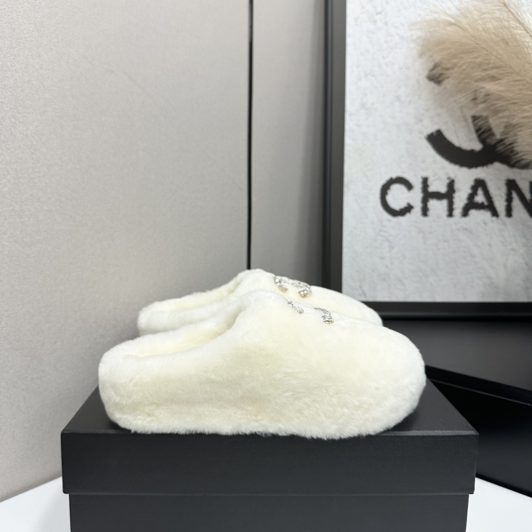 NO:668867,Chanel Chanel 25Ss new autumn and winter wool slippers, the upper is classic with letters, the whole shoe is furry and comfortable, and the feeling on the feet is even more amazing!  It's just a pair in winter. Wool upper, wool lining, rubber outsole, size 35-39 (41) customized, non-refundable), semi-furry shoes, chanel, chanel, slippers19860909Chanel 香奈儿25Ss秋冬新款 羊毛拖鞋 鞋面经典配搭字母,整个鞋子毛茸茸的很舒服,上脚感更是要沦陷了超级爱！简直就是冬天里的一把. 鞋面羊毛 内里垫脚羊毛 鞋底橡胶大底 码数35-39（41）定做不退换）,半拖毛毛鞋,chanel,chanel,slippers,Women's Shoes