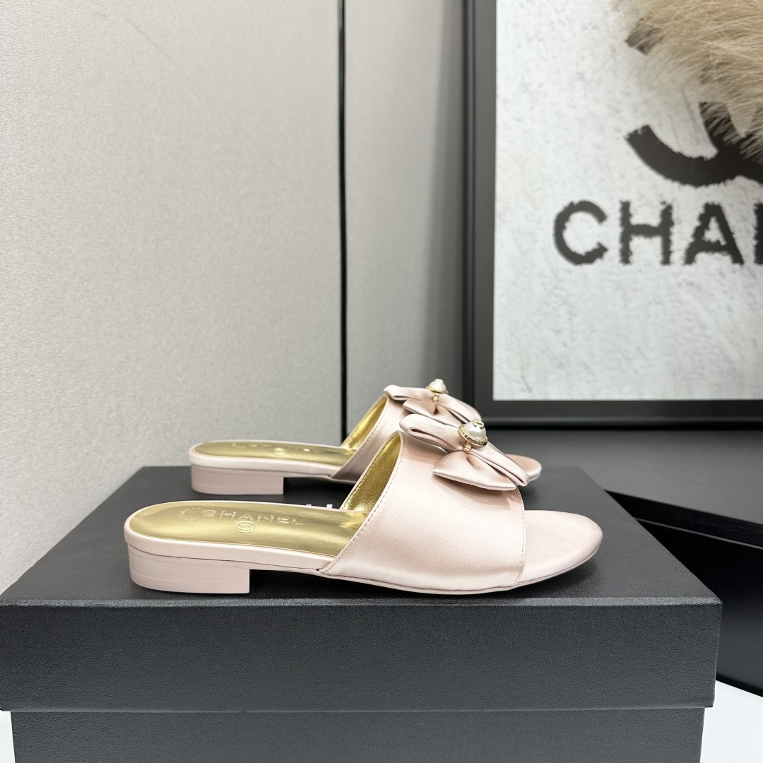 NO:681769,2025 Xiaoxiang is a must-have item for autumn and winter this season!  !  Chanel's autumn and winter heavy industry hot styles are highly recommended by Xiaohongshu. They look good no matter how you match them. They are a must-have for fashion. Ms. Chanel loves simple and irresistible combinations to show her unique dressing style. She can mix and match freely to shine and follow the fashionable steps of her grandma!  !  !  Exquisite details. Zoom in to see the original molded hardware buckle. The top version is made at the purchasing level★ The upper is made of original cowhide, sheepskin lining, feet, original molded leather outsole, size 35-39 (40, 41, high heels, slippers, chanel, high heels, slippers, cowhide, sheepskin, Leather soles198609092025小香 本季秋冬季必备单品！！ 香奈儿秋冬重工爆款 小红书力推款,怎么搭配都好看,时髦精必备,香奈儿女士钟爱简约又难以抗拒系搭配展现与众不同的穿搭风格、自由混搭闪耀到位跟紧香奶奶时尚步伐！！！精致细节放大看原版开模五金扣 顶级版本代购级别打造★鞋面采用原版牛皮,羊皮内里,垫脚,原版开模真皮大底,码数35-39（40、41,高跟鞋拖鞋,chanel,high heels,slippers,cowhide,sheepskin,Leather soles,Women's Shoes