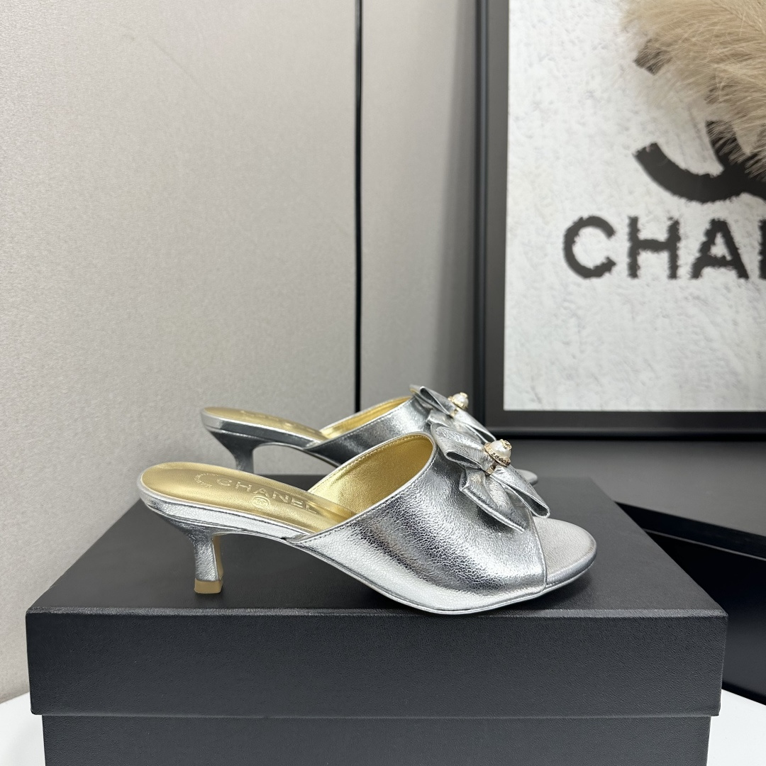 NO:681831,2025 Xiaoxiang is a must-have item for autumn and winter this season!  !  Chanel's autumn and winter heavy industry hot styles are highly recommended by Xiaohongshu. They look good no matter how you match them. They are a must-have for fashion. Ms. Chanel loves simple and irresistible combinations to show her unique dressing style. She can mix and match freely to shine and follow the fashionable steps of her grandma!  !  !  Exquisite details. Zoom in to see the original molded hardware buckle. The top version is made at the purchasing level★ The upper is made of original cowhide, sheepskin lining, feet, original molded leather outsole, three heights 8cm.5cm. 1.5cm, size 35-39 (40, 41, high heels, slippers, chanel, high heels, slippers, cowhide, sheepskin, Leather soles198609092025小香 本季秋冬季必备单品！！ 香奈儿秋冬重工爆款 小红书力推款,怎么搭配都好看,时髦精必备,香奈儿女士钟爱简约又难以抗拒系搭配展现与众不同的穿搭风格、自由混搭闪耀到位跟紧香奶奶时尚步伐！！！精致细节放大看原版开模五金扣 顶级版本代购级别打造★鞋面采用原版牛皮,羊皮内里,垫脚,原版开模真皮大底,三个高度8cm.5cm. 1.5cm 码数35-39（40、41,高跟鞋拖鞋,chanel,high heels,slippers,cowhide,sheepskin,Leather soles,Women's Shoes