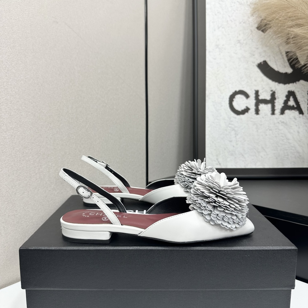 NO:681768,2025 Xiaoxiang is a must-have item for autumn and winter this season!  !  Chanel's autumn and winter heavy industry hot styles are highly recommended by Xiaohongshu. They look good no matter how you match them. They are a must-have for fashion. Ms. Chanel loves simple and irresistible combinations to show her unique dressing style. She can mix and match freely to shine and follow the fashionable steps of her grandma!  !  !  Enlarge the exquisite details to see the original molded hardware buckle. The top version is made at the purchasing level★ The upper is made of original sheepskin flowers, sheepskin lining, feet, original molded leather outsole, size 35-39 (40, 41, sandals, shoes, chanel, sandals, sheepskin, Leather soles198609092025小香 本季秋冬季必备单品！！ 香奈儿秋冬重工爆款 小红书力推款,怎么搭配都好看,时髦精必备,香奈儿女士钟爱简约又难以抗拒系搭配展现与众不同的穿搭风格、自由混搭闪耀到位跟紧香奶奶时尚步伐！！！精致细节放大看原版开模五金扣 顶级版本代购级别打造★鞋面采用原版羊皮羊皮花朵,羊皮内里,垫脚,原版开模真皮大底,码数35-39（40、41,凉鞋单鞋,chanel,sandals,sheepskin,Leather soles,Women's Shoes