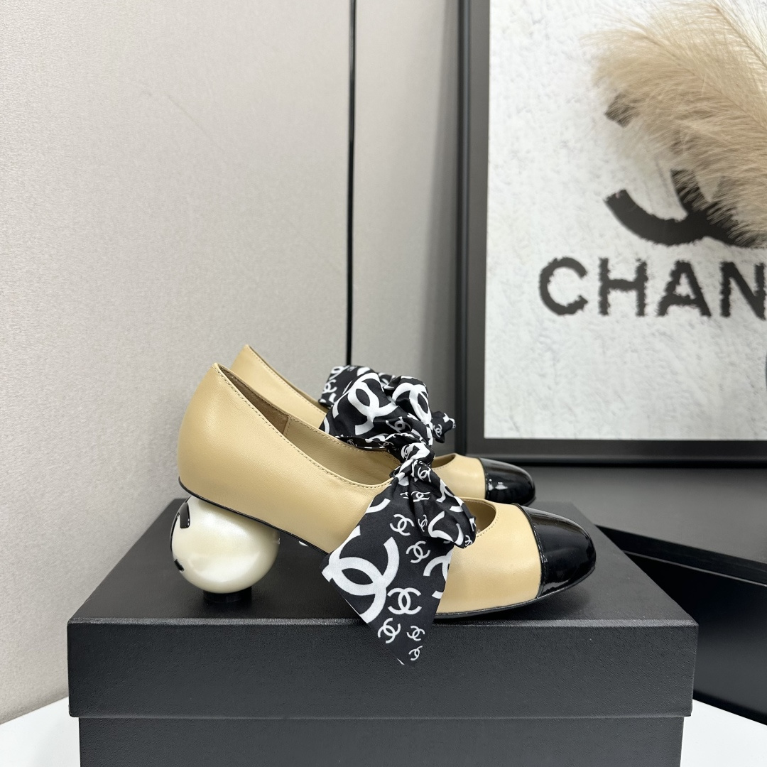 NO:681757,2025 Xiaoxiang is a must-have item for autumn and winter this season!  !  Chanel's autumn and winter heavy industry hot styles are highly recommended by Xiaohongshu. They look good no matter how you match them. They are a must-have for fashion. Ms. Chanel loves simple and irresistible combinations to show her unique dressing style. She can mix and match freely to shine and follow the fashionable steps of her grandma!  !  !  Exquisite details. Zoom in to see the original molded hardware buckle. The top version is made at the purchasing level. ★The upper is made of original sheepskin, sheepskin lining, feet, original molded leather outsole, code number 35-39 (40, 41, single shoes, chanel, sheepskin, Leather soles198609092025小香 本季秋冬季必备单品！！ 香奈儿秋冬重工爆款 小红书力推款,怎么搭配都好看,时髦精必备,香奈儿女士钟爱简约又难以抗拒系搭配展现与众不同的穿搭风格、自由混搭闪耀到位跟紧香奶奶时尚步伐！！！精致细节放大看原版开模五金扣 顶级版本代购级别打造★鞋面采用原版羊皮,羊皮羊皮内里,垫脚,原版开模真皮大底,码数35-39（40、41,单鞋,chanel,sheepskin,Leather soles,Women's Shoes