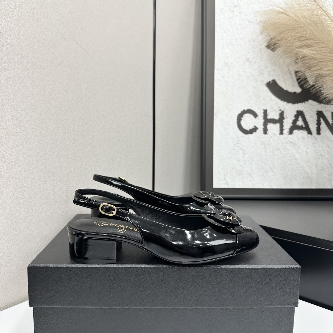 NO:681750,26ss early spring new product Chanel Chanel small fragrant back low heel camellia stitching sandals Round toe design: elegant and slim, elongating the leg line Bow decoration: sweet and cute, adding feminine charm High-heeled design: taller and slimmer, showing elegance, versatile and durable, suitable for various occasions Paired with business attire, showing the elegance and competence of working women Paired with evening dresses, become the focus of the audience Paired with dresses, showing a romantic and feminine side Paired with jeans, you can easily control the casual style  Whether it is daily commuting or attending a party, it allows you to cope easily and show elegance. Sheepskin upper, comfortable sheepskin lining, heel height 3cm, Italian leather outsole, size 35-39 (40.41. Customized, non-returnable), sandals, chanel, chanel, sandals, skirts, jeans, sheepskin, Leather soles1986090926ss早春新品Chanel香奈儿 小香后空低跟山茶花拼接凉鞋 圆头设计:优雅显瘦,拉长腿部线条蝴蝶结装饰:甜美可爱,增添女性魅力高跟设计:显高显瘦,展现优雅气质百搭耐看,适合各种场合 搭配职业装,展现职场女性的优雅与干练搭配晚礼服,成为全场焦点 搭配连衣裙,展现浪漫柔美的一面搭配牛仔裤,轻松驾驭休闲风格 无论是日常通勤还是参加派对,它都能让你轻松应对,展现优雅气质 鞋面羊皮 内里垫脚舒适羊皮里 跟高3cm 鞋底意大利真皮大底 码数35-39（40.41.定做不退换）,凉鞋,chanel,chanel,sandals,skirts,jeans,sheepskin,Leather soles,Women's Shoes