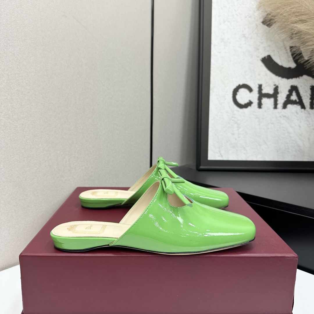 NO:681791,26 Dior new square toe cap-toe slippers. The bow decoration on the toe highlights the brand logo’s femininity. They are elegant and refined. They are so beautiful. This season’s Dior sandals are really not to be missed!  The back half is made of calfskin with a torn fabric bow design, which gives people a particularly comfortable feeling and can add elegance to various looks. The upper is imported first-layer cowhide, the lining is lambskin, and the outsole is Italian genuine leather. Size 35-42 (40.41 42 customization is non-returnable) Price, half drag, dior, dior, sandals, slippers, cowhide, sheepskin, Leather soles1986090926款Dior 迪奥新款方头包头拖鞋 鞋头蝴蝶结装饰彰显品牌标志满满的女人味,又优雅又精致,实在是太好看了.这一季的迪奥凉鞋真的不能错过！后半用小牛皮制作撕边布蝴蝶结设计 给人一种特别舒服的感觉 可为各式造型增添优雅气质. 鞋面进口头层牛皮 内里垫脚小羊皮 大底意大利真皮大底  尺码35-42（40.41 42定制不退货） 价格,半拖,dior,dior,sandals,slippers,cowhide,sheepskin,Leather soles,Women's Shoes