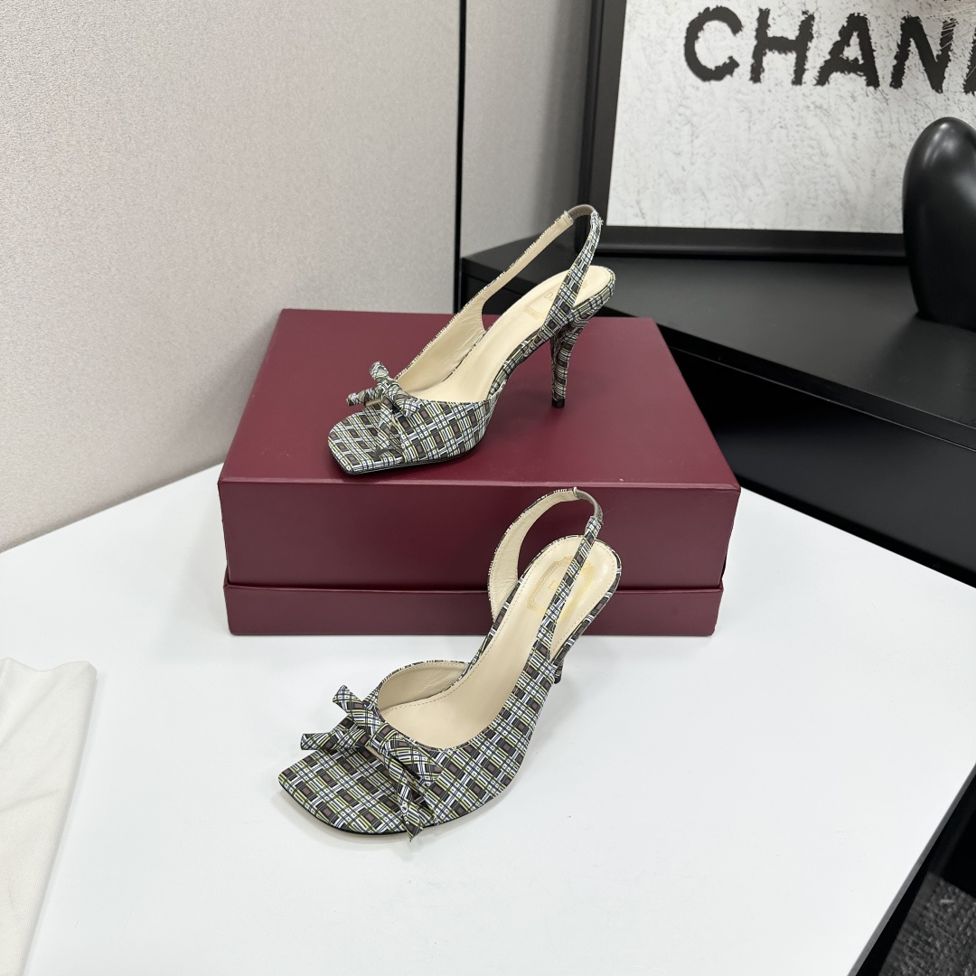 NO:681786,26 Dior new square-toe fish-mouth sandals. The bow decoration on the toe highlights the femininity of the brand logo. They are elegant and refined. They are so beautiful. This season’s Dior sandals really can’t be missed!  The back half is made of calfskin with a tear-edge fabric bow design, which gives people a particularly comfortable feeling and can add elegance to various looks. The upper is imported first-layer cowhide, the lining is lambskin, and the outsole is Italian genuine leather. Size 35-42 (41 42 customization is non-returnable) Price, high heels and sandals, dior, dior, sandals, high heels, cowhide, sheepskin, Leather soles1986090926款Dior 迪奥新款方头鱼嘴凉鞋 鞋头蝴蝶结装饰彰显品牌标志满满的女人味,又优雅又精致,实在是太好看了.这一季的迪奥凉鞋真的不能错过！后半用小牛皮制作撕边布蝴蝶结设计 给人一种特别舒服的感觉 可为各式造型增添优雅气质. 鞋面进口头层牛皮 内里垫脚小羊皮 大底意大利真皮大底  尺码35-42（41 42定制不退货） 价格,高跟鞋凉鞋,dior,dior,sandals,high heels,cowhide,sheepskin,Leather soles,Women's Shoes