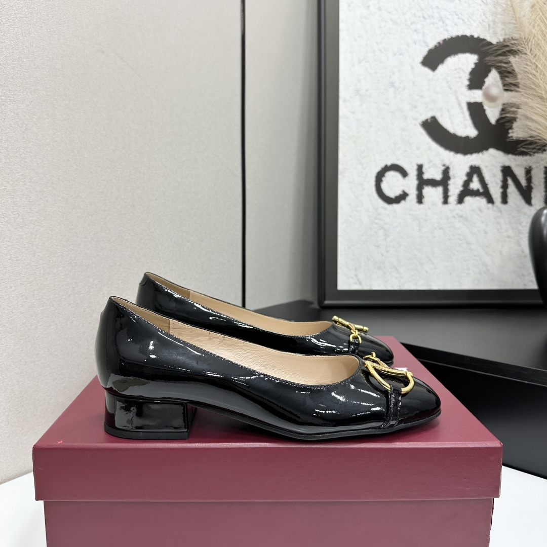 NO:681784,2025 Summer Gucci's latest D-shaped light gold horsebit shallow small shoes. This women's shoe is paired with gold-toned accessories decorated with classic big D new horsebit details, highlighting the brand heritage and showing a unique charm. Made of exquisite sheepskin, the design is elegant yet casual. It is a refreshing and ideal item for the warm season. Top version, welcome to compare. Original 1:1 replica. Please pay attention to our authenticity guarantee. The upper is imported high-grade cow patent leather.  Lining/foot pads made of full-grain high-grade lambskin, genuine leather sole, heel height 1cm, matching size 35-42 (41/40/42/customized, non-returnable), single shoes, gucci, sheepskin198609092025夏季 Gucci 最新D字浅金马衔扣浅口小单鞋 这款女士单鞋搭配饰经典大D新马衔扣细节金色调配件,彰显品牌传承,尽显别样魅力.采用精致羊皮打造,设计优雅而不失随性,是暖季造型的清爽理想单品 顶级版本、欢迎比对. 原版1:1复刻 注意请认准咱家正品保证 鞋面进口高档牛漆皮 内里/垫脚全粒纹高档小羊皮 鞋底真皮底 跟高1cm 配码35-42（41/40/42/定做不退换）,单鞋,gucci,sheepskin,Women's Shoes