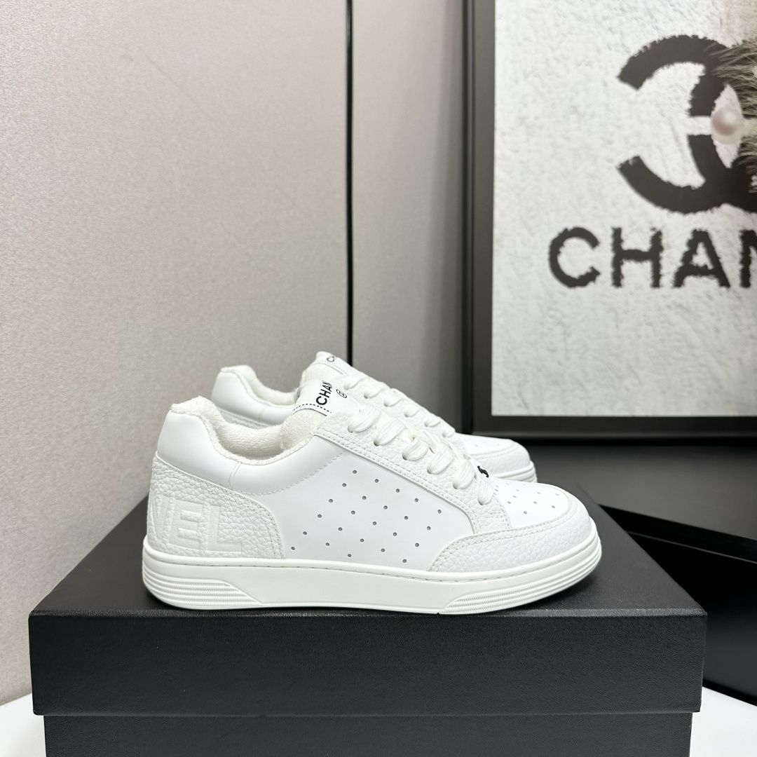 NO:681775,High version of CHANEL Chanel's new panda sneakers Panda shoes Chanel 2026ss popular panda shoes color matching thick-soled casual sports shoes sneakers Counter synchronization The counter is very popular Very difficult to buy a shoe The most popular thick-soled panda shoes on the Internet You can imagine that Xiaoxiang control can't miss it Simple and versatile white shoes with both appearance and comfort Thick soles are super versatile, whoever you wear with your eyes closed will look good Upper calf leather  Lining imported sheepskin lining Outsole TPU original outsole Size: 35-40 (41 Customized graffiti layout Clean surface, casual shoes/sports shoes, chanel, chanel, sneakers, cowhide, sheepskin19860909高版本 CHANEL香奈儿新款熊猫板鞋熊猫鞋 香奈儿2026ss火爆熊猫鞋配色厚底休闲运动鞋板鞋  专柜同步 专柜非常火爆 非常难买的一款鞋 全网最火的厚底熊猫鞋 可想而知小香控不可错过的 颜值与舒适并存的 简约百搭小白鞋 厚底增高超级百搭,闭眼入谁穿谁好看  鞋面小牛皮 内里进口羊皮里 大底TPU原版大底 码数:35-40（41 定做 涂鸦版面 净面,休闲鞋/运动鞋,chanel,chanel,sneakers,cowhide,sheepskin,Women's Shoes