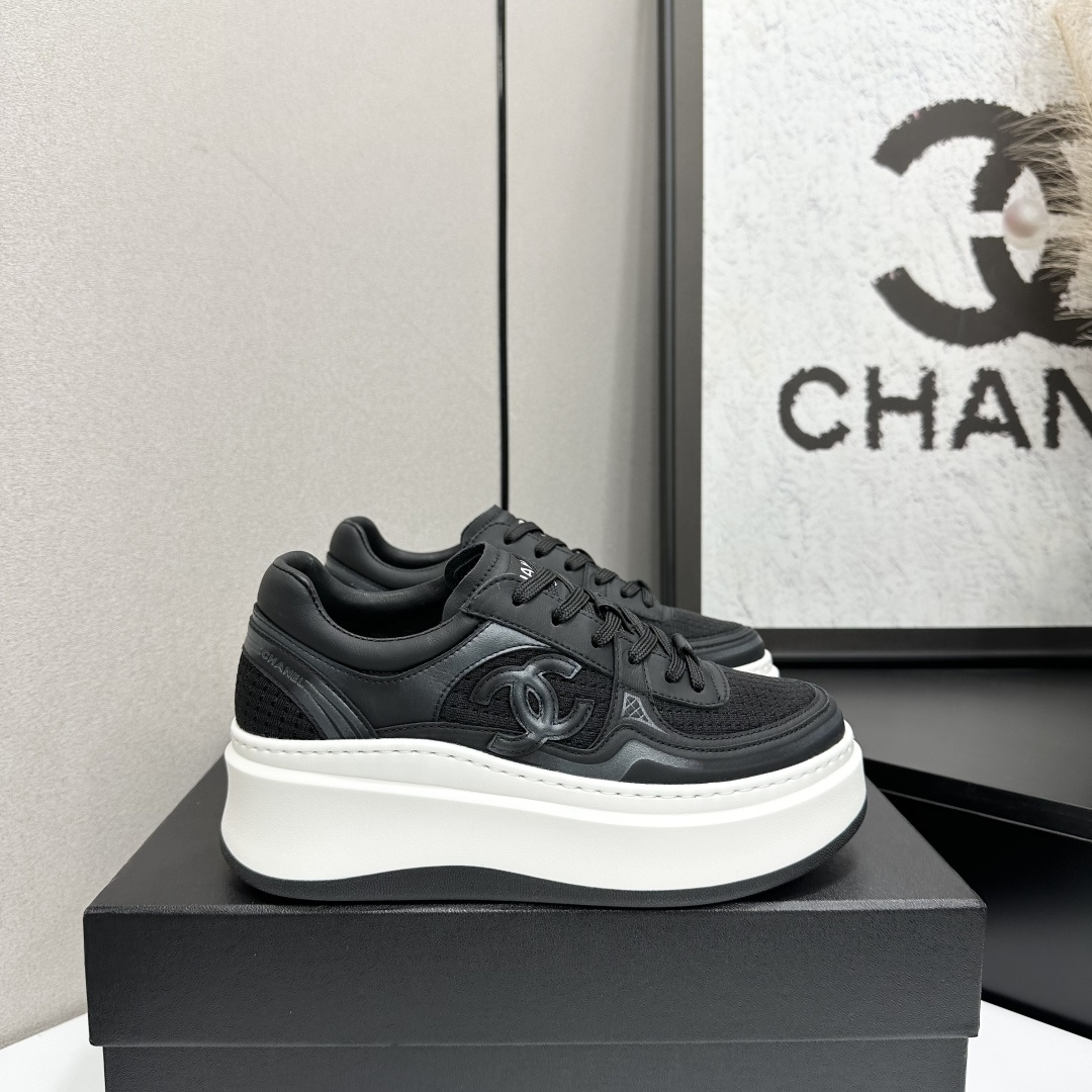 NO:681772,High version of CHANEL Chanel's new panda sneakers Panda shoes Chanel 2026ss popular panda shoes color matching thick-soled casual sports shoes sneakers Counter synchronization The counter is very popular Very difficult to buy a shoe The most popular thick-soled panda shoes on the Internet You can imagine that Xiaoxiang control can't miss it Simple and versatile white shoes with both appearance and comfort Thick soles are super versatile, whoever you wear with your eyes closed will look good Upper calf leather  Lining imported sheepskin lining Outsole TPU original outsole Size: 35-40 (41 customized, casual shoes/sports shoes, chanel, chanel, sneakers, cowhide, sheepskin19860909高版本 CHANEL香奈儿新款熊猫板鞋熊猫鞋 香奈儿2026ss火爆熊猫鞋配色厚底休闲运动鞋板鞋  专柜同步 专柜非常火爆 非常难买的一款鞋 全网最火的厚底熊猫鞋 可想而知小香控不可错过的 颜值与舒适并存的 简约百搭小白鞋 厚底增高超级百搭,闭眼入谁穿谁好看  鞋面小牛皮 内里进口羊皮里 大底TPU原版大底 码数:35-40（41 定做,休闲鞋/运动鞋,chanel,chanel,sneakers,cowhide,sheepskin,Women's Shoes